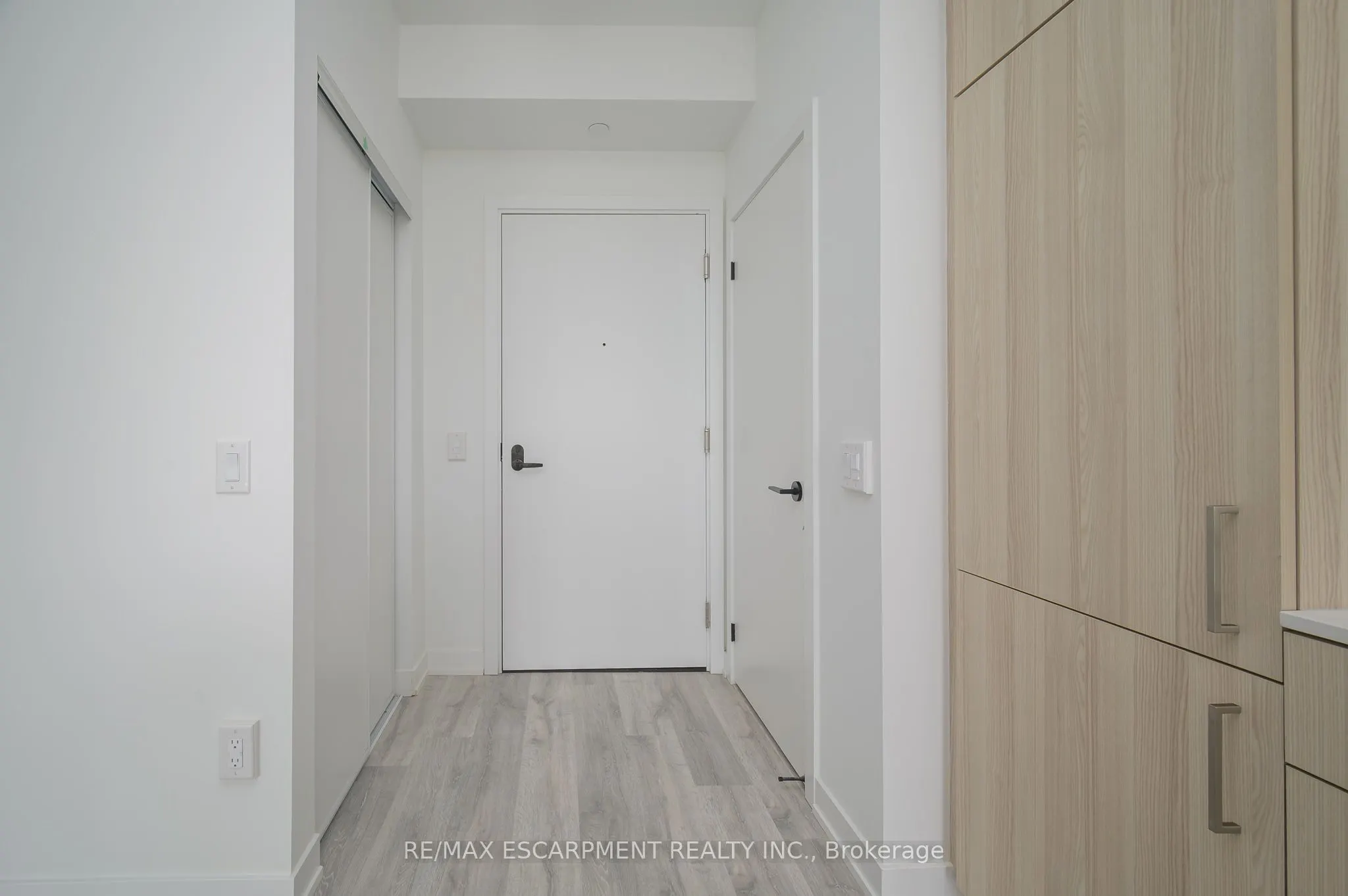 215 Lakeshore Road W, #526