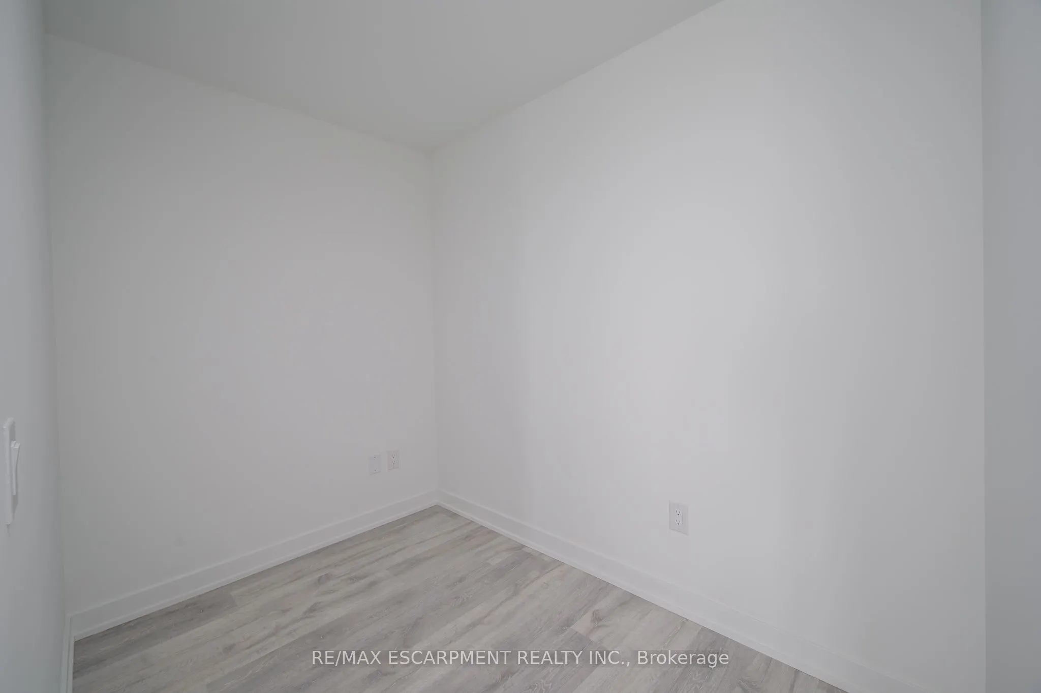 215 Lakeshore Road W, #526
