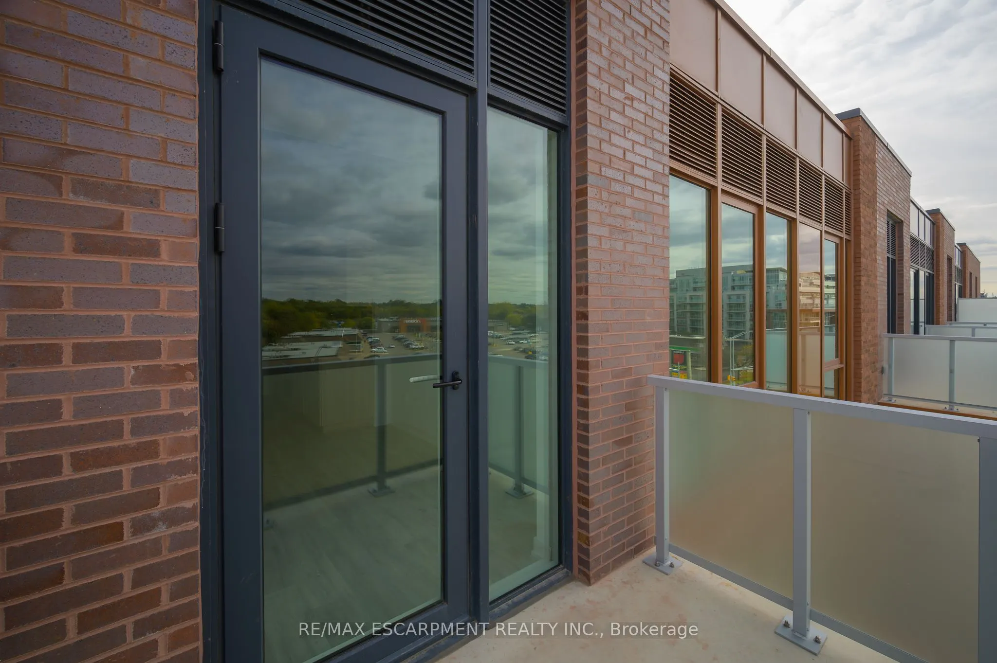 215 Lakeshore Road W, #526