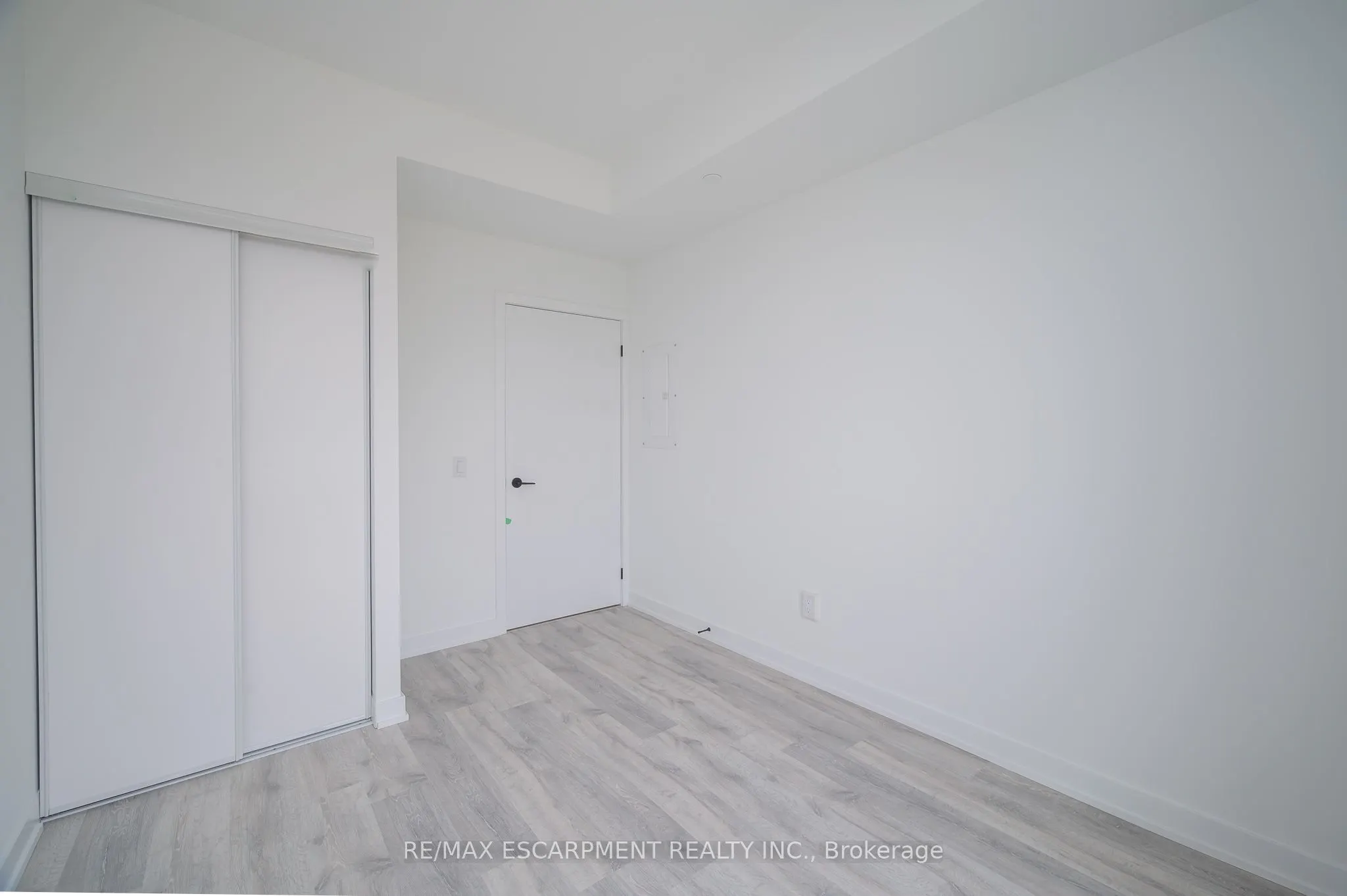 215 Lakeshore Road W, #526