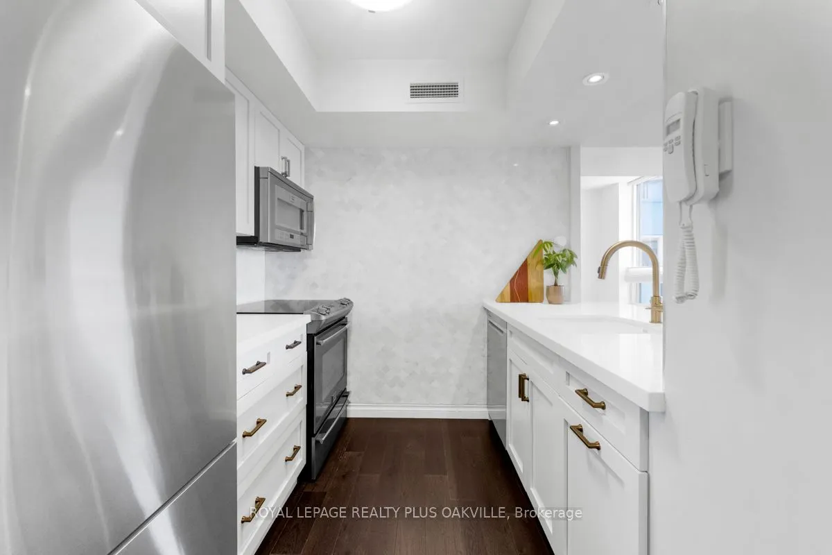 185 Robinson Street, #315