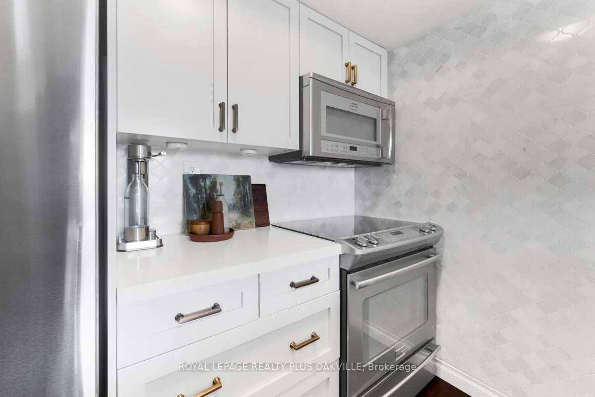 185 Robinson Street, #315
