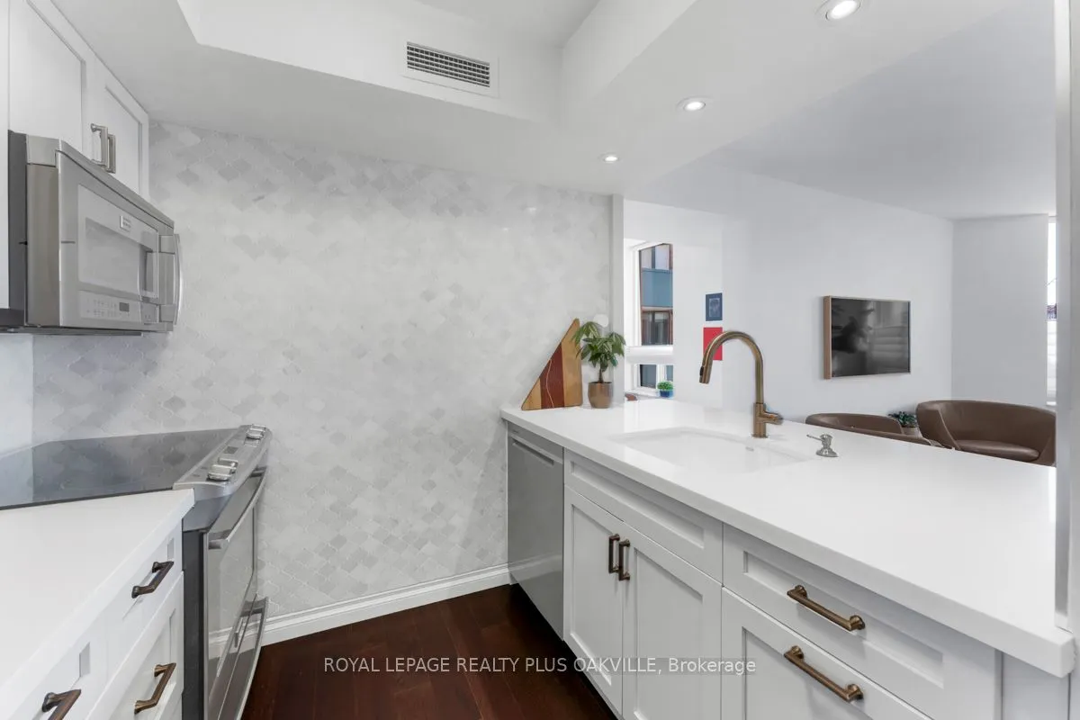 185 Robinson Street, #315