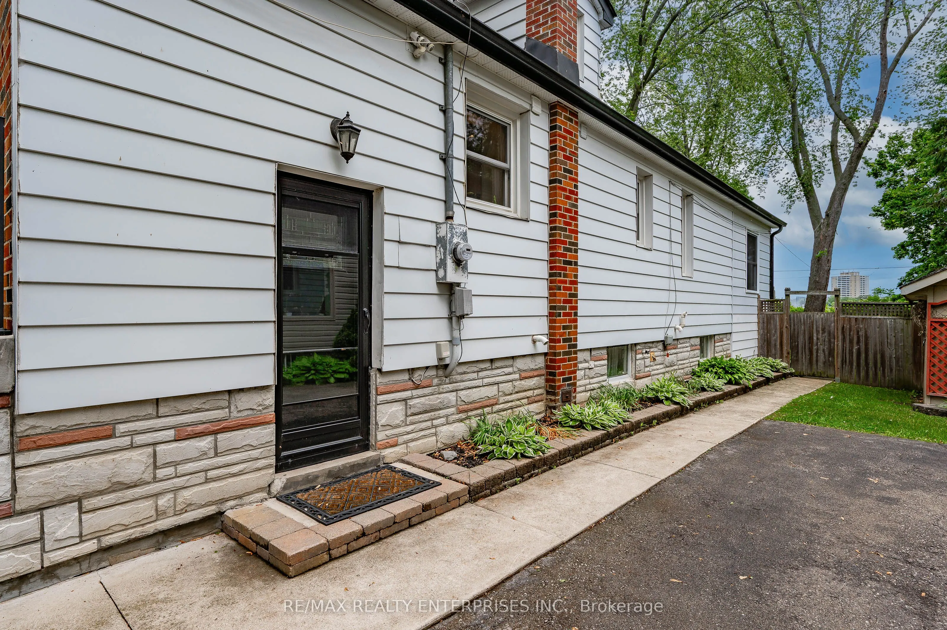43 Pine Avenue S