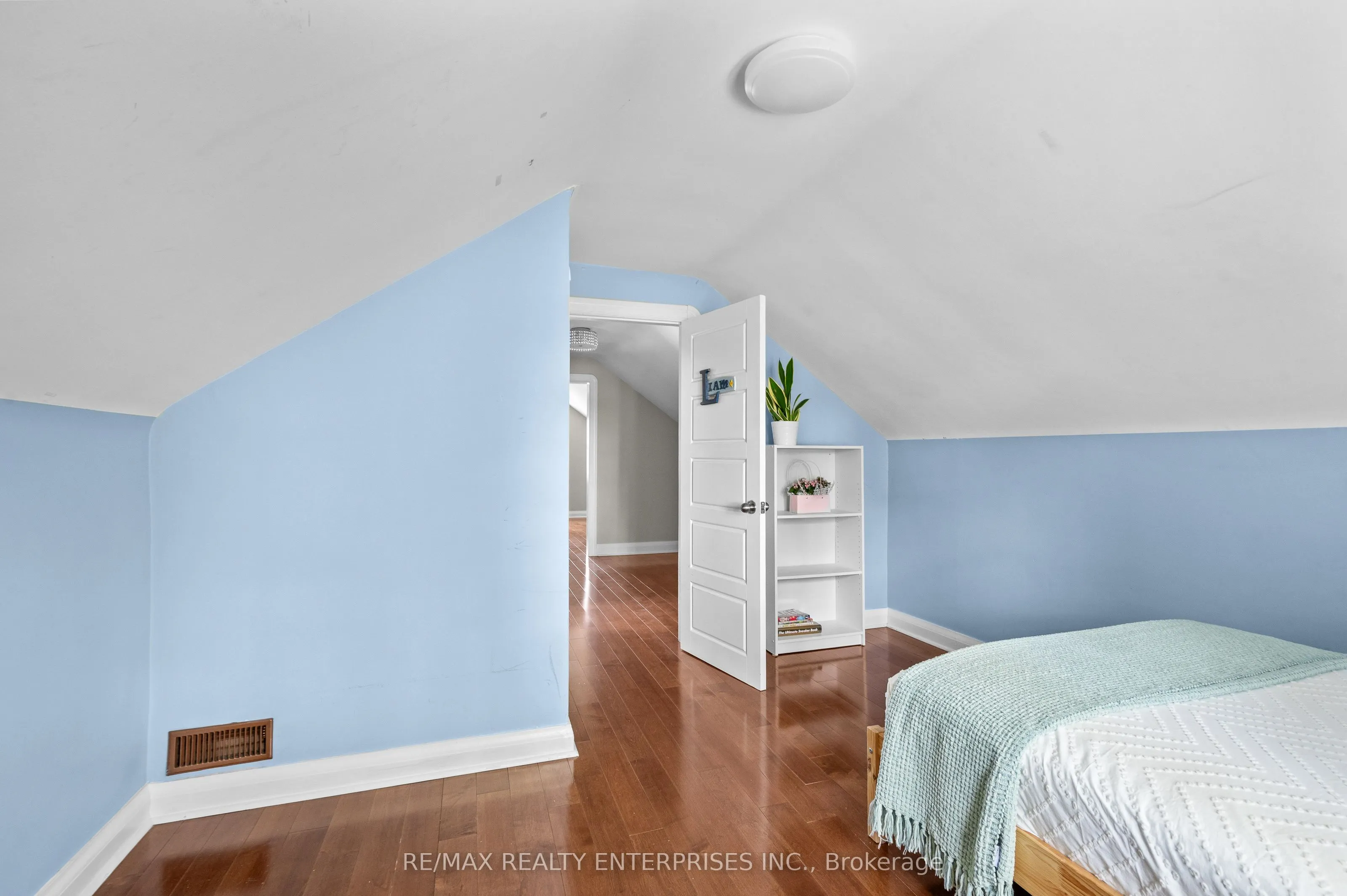 43 Pine Avenue S