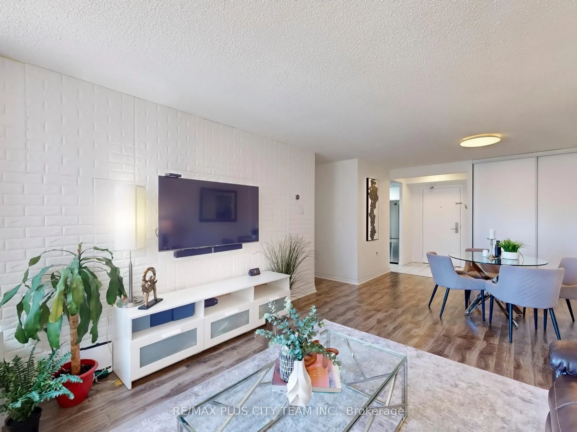 25 Fairview Road W, #605