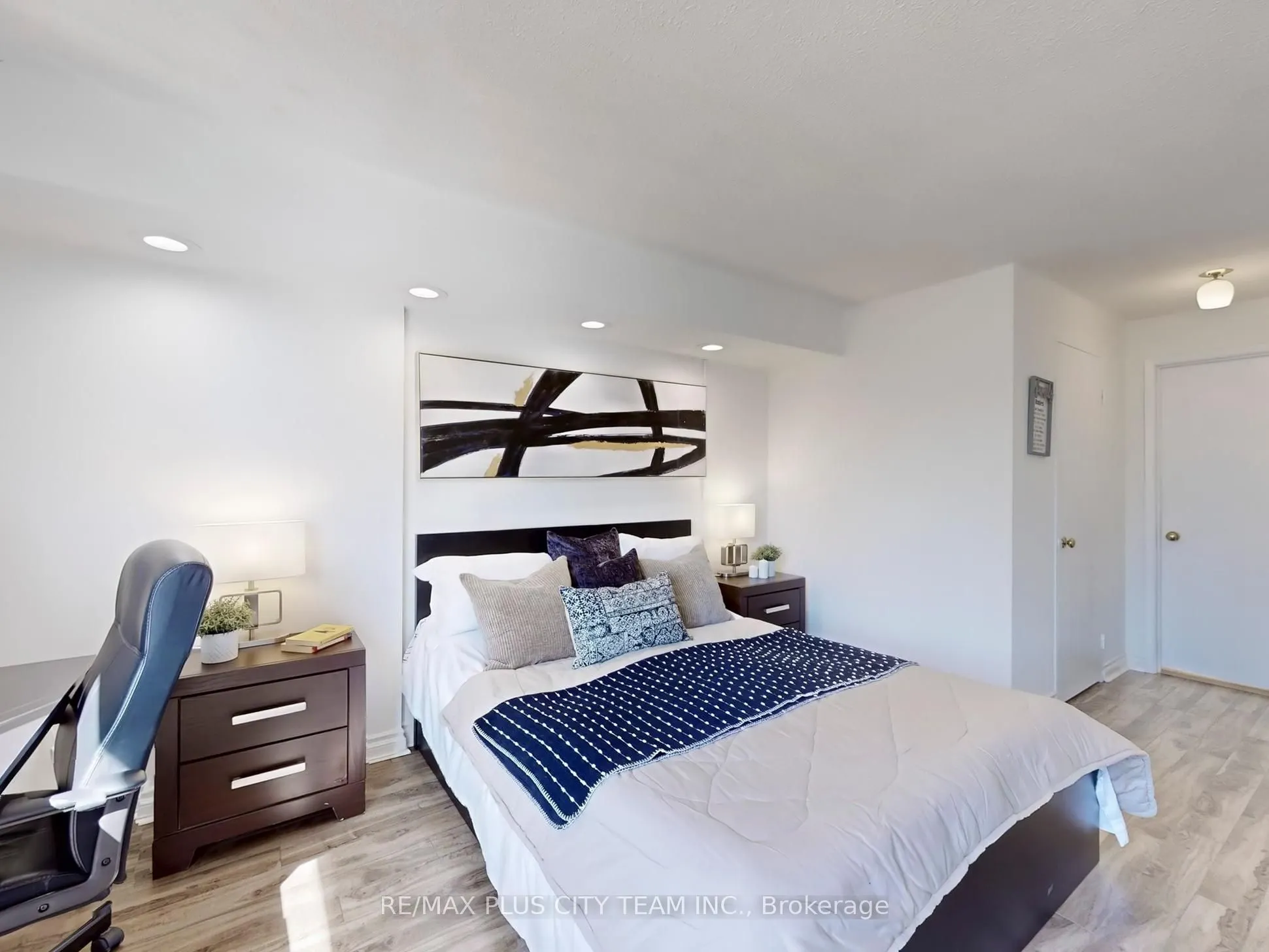 25 Fairview Road W, #605