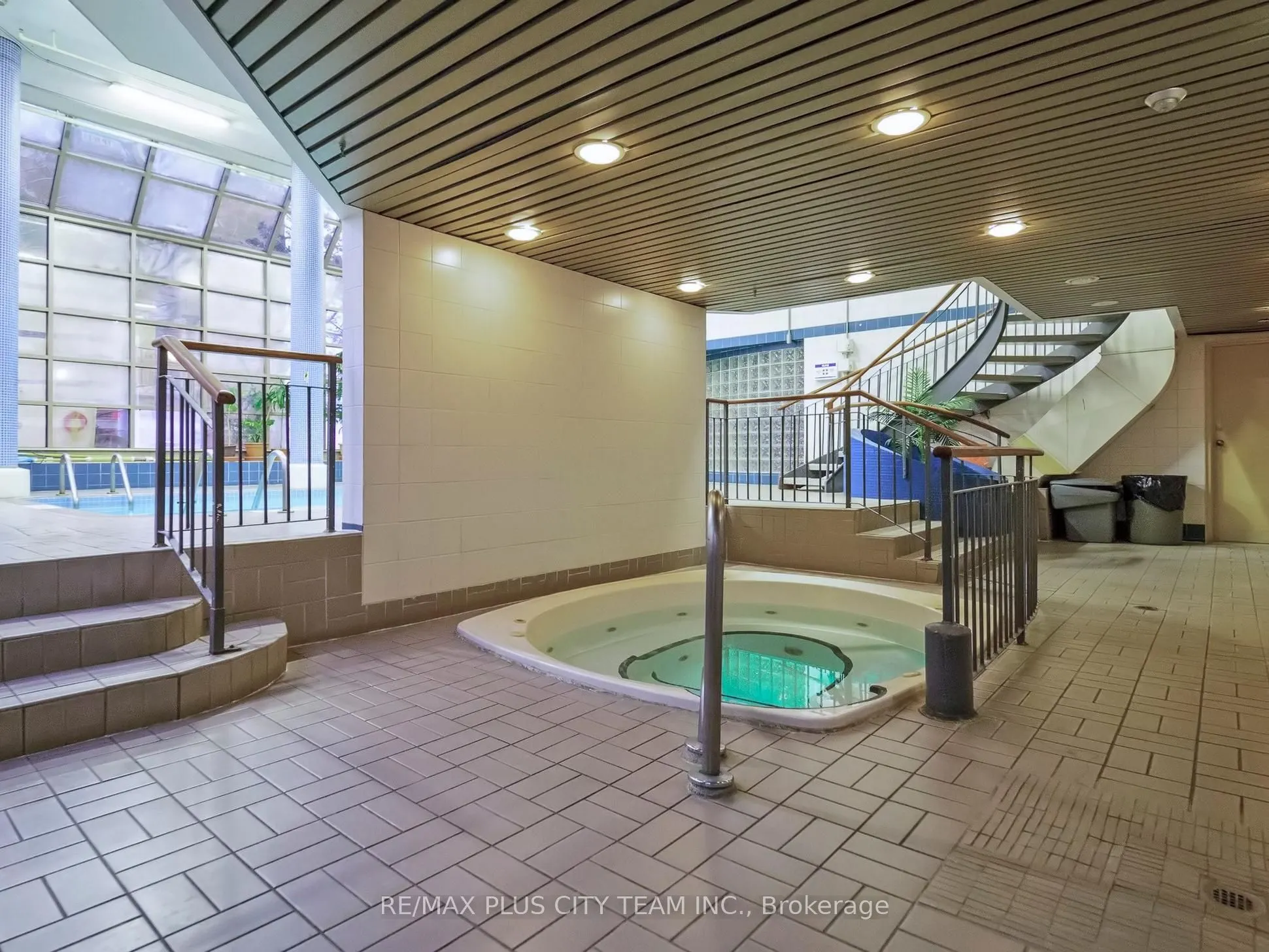 25 Fairview Road W, #605