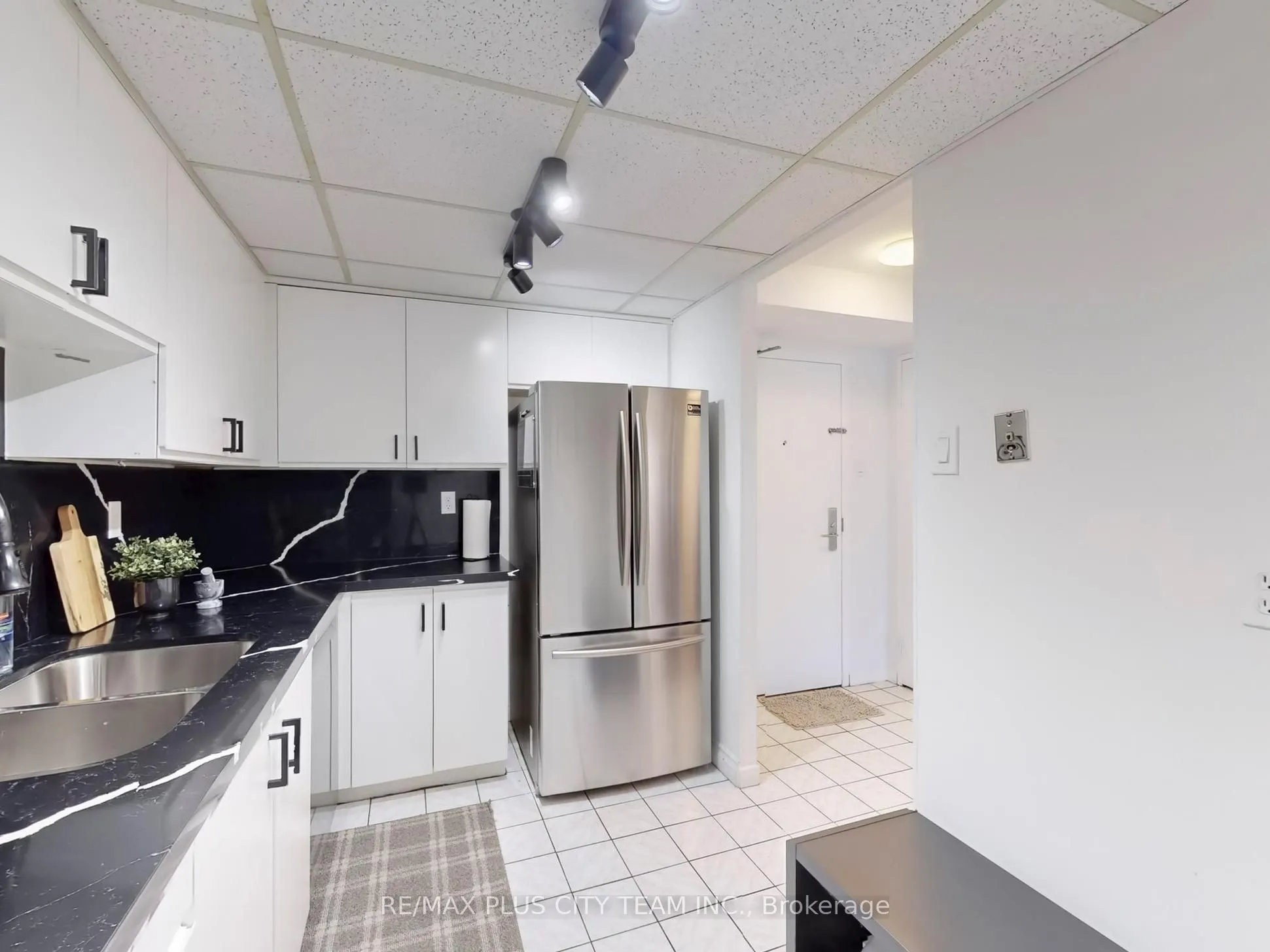 25 Fairview Road W, #605