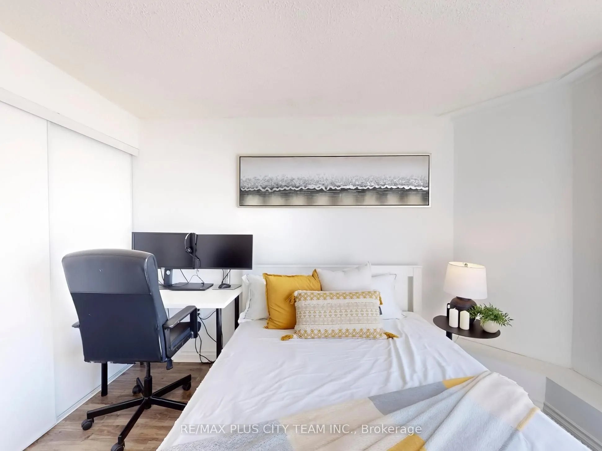 25 Fairview Road W, #605