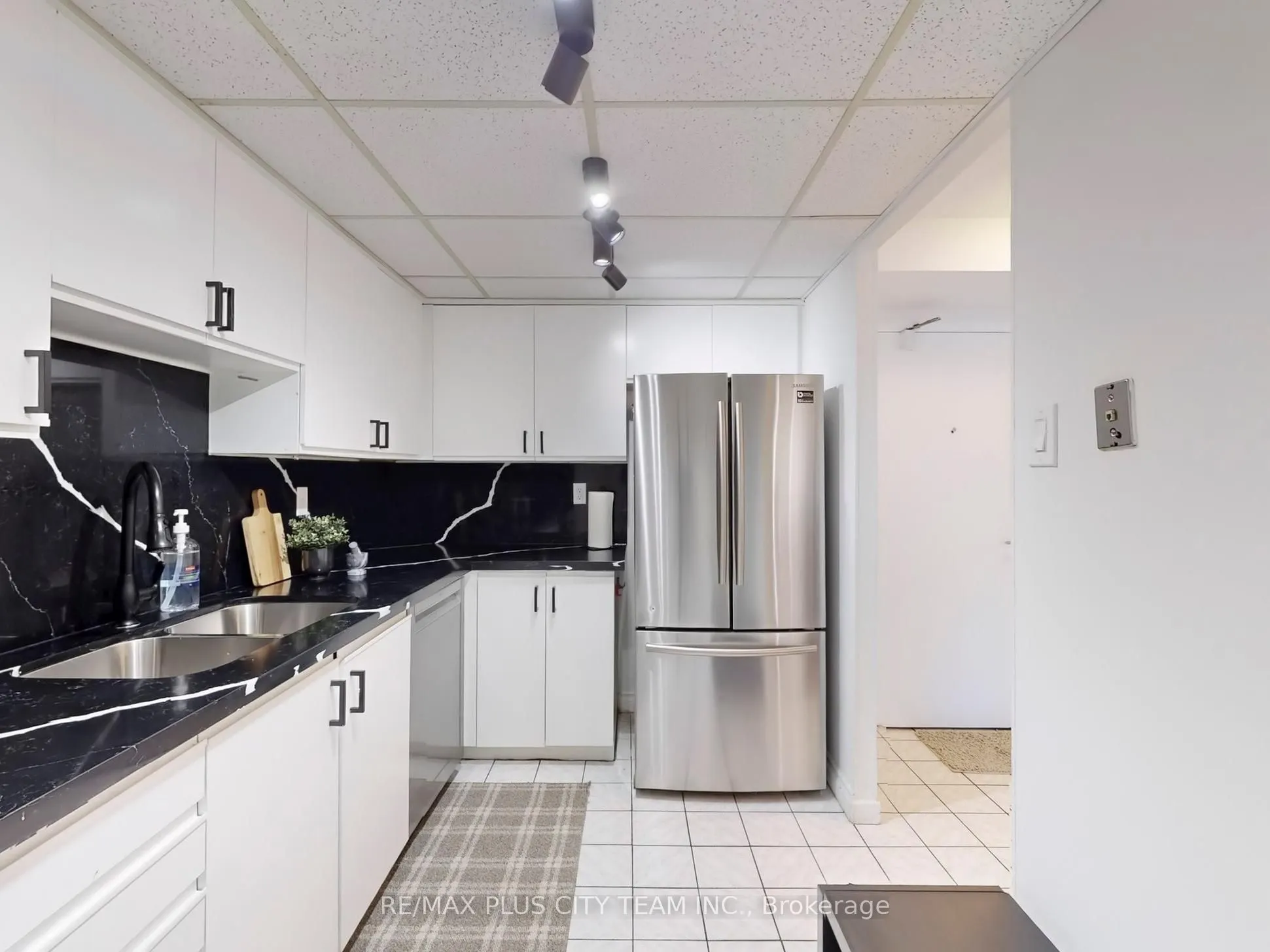 25 Fairview Road W, #605