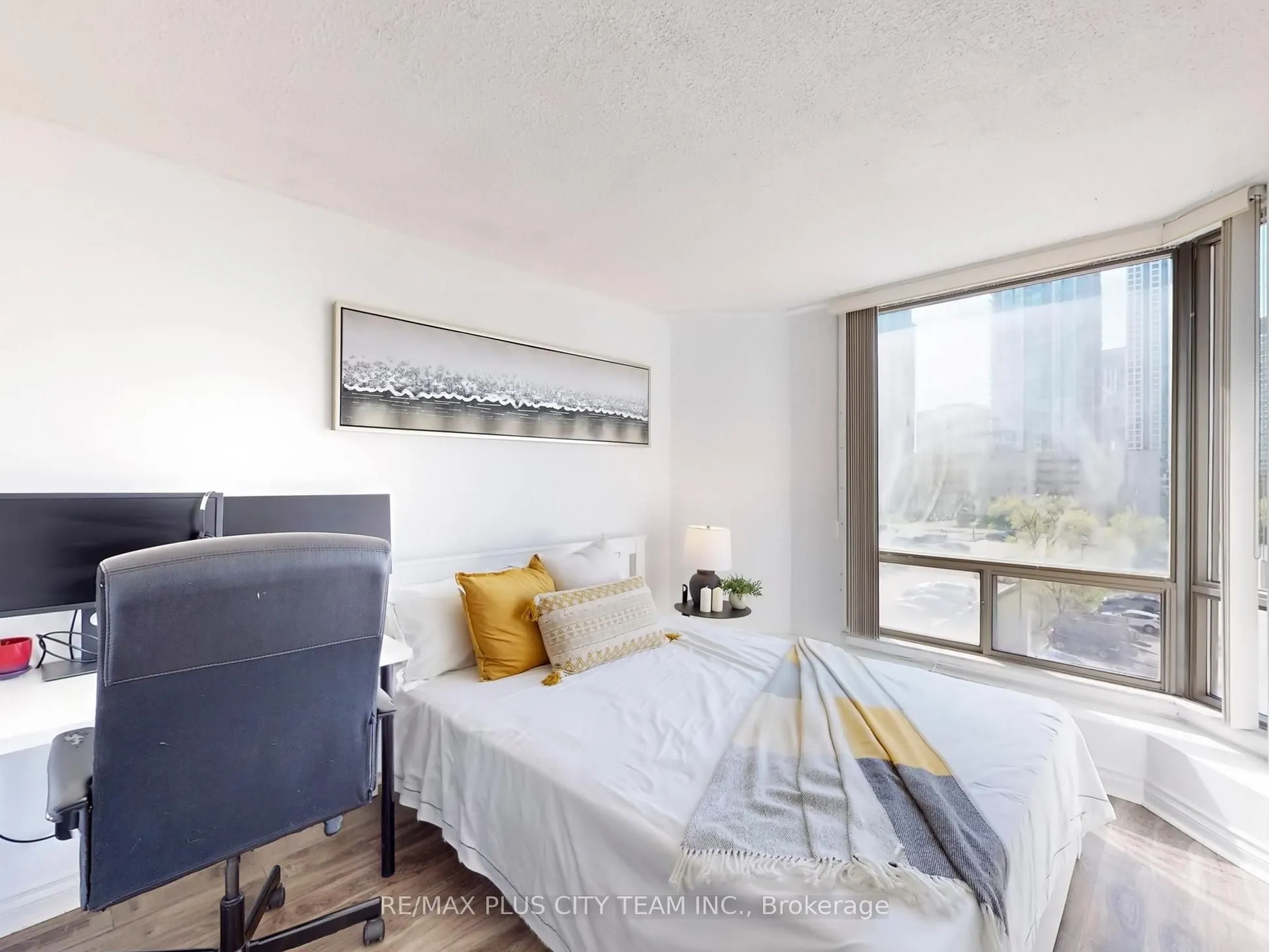 25 Fairview Road W, #605