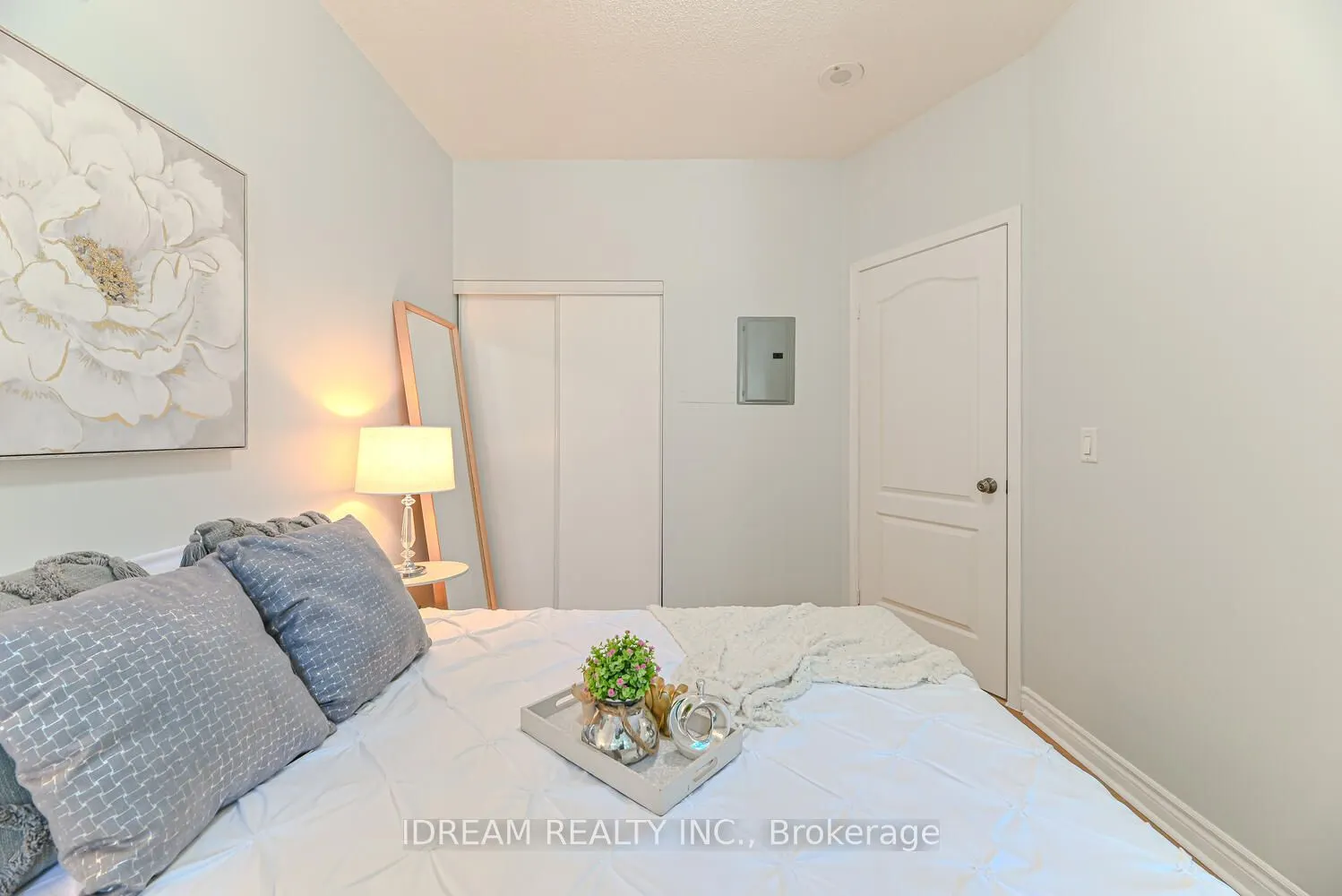 33 Elm Drive W, #201