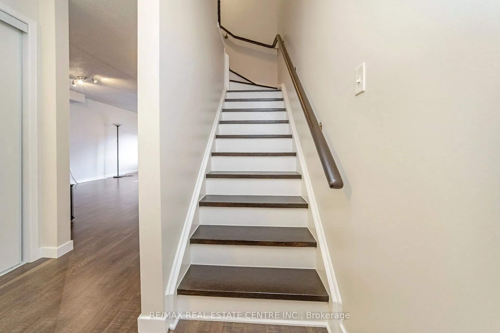 42 White Tail Crescent