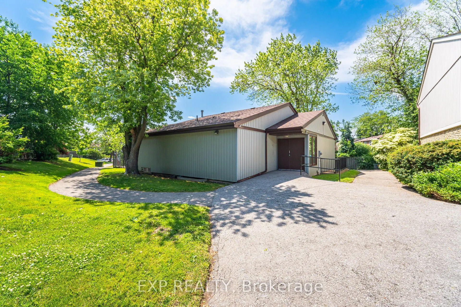 2779 Gananoque Drive, #32