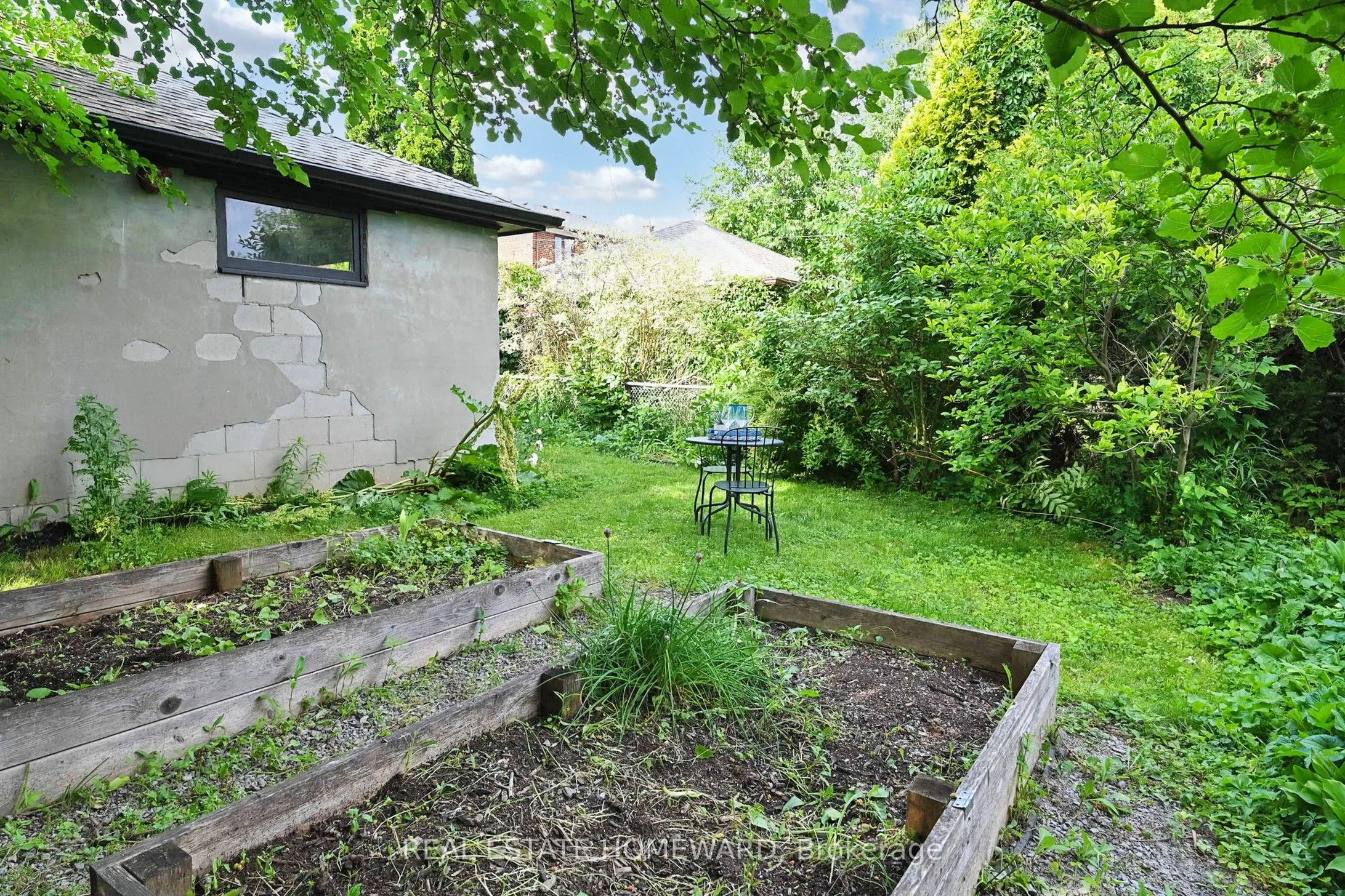 33 Graystone Gardens