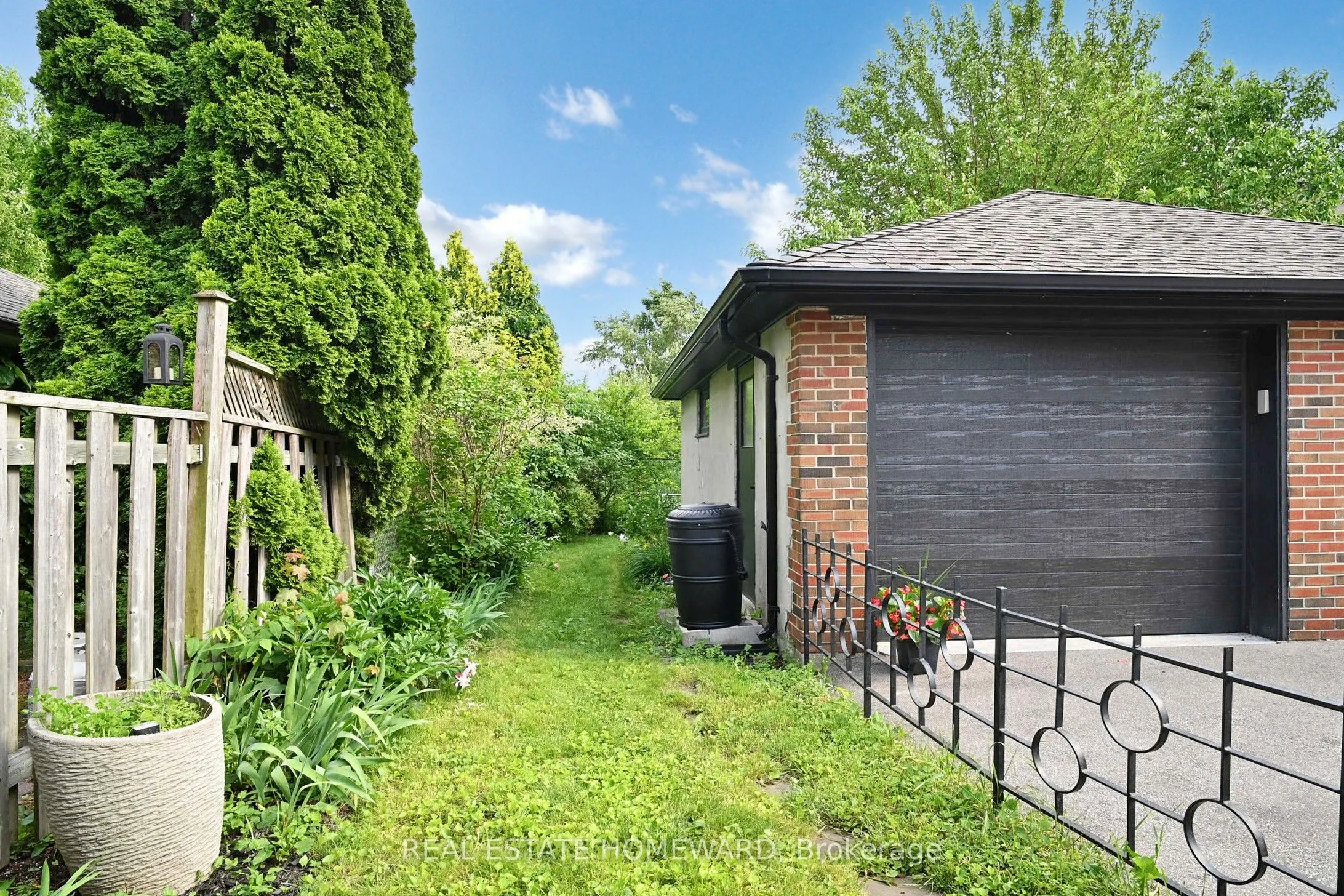 33 Graystone Gardens
