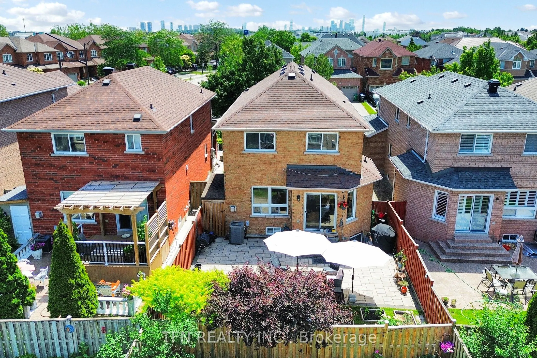 851 Clemens Crescent