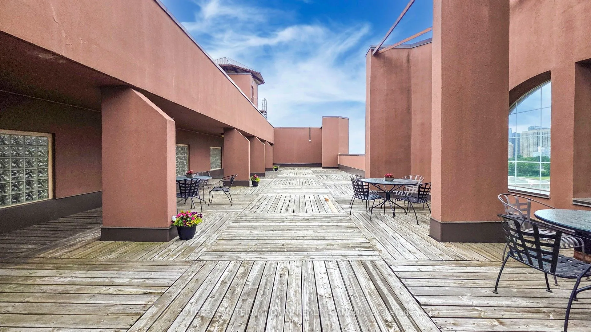 25 Fairview Road W, #406