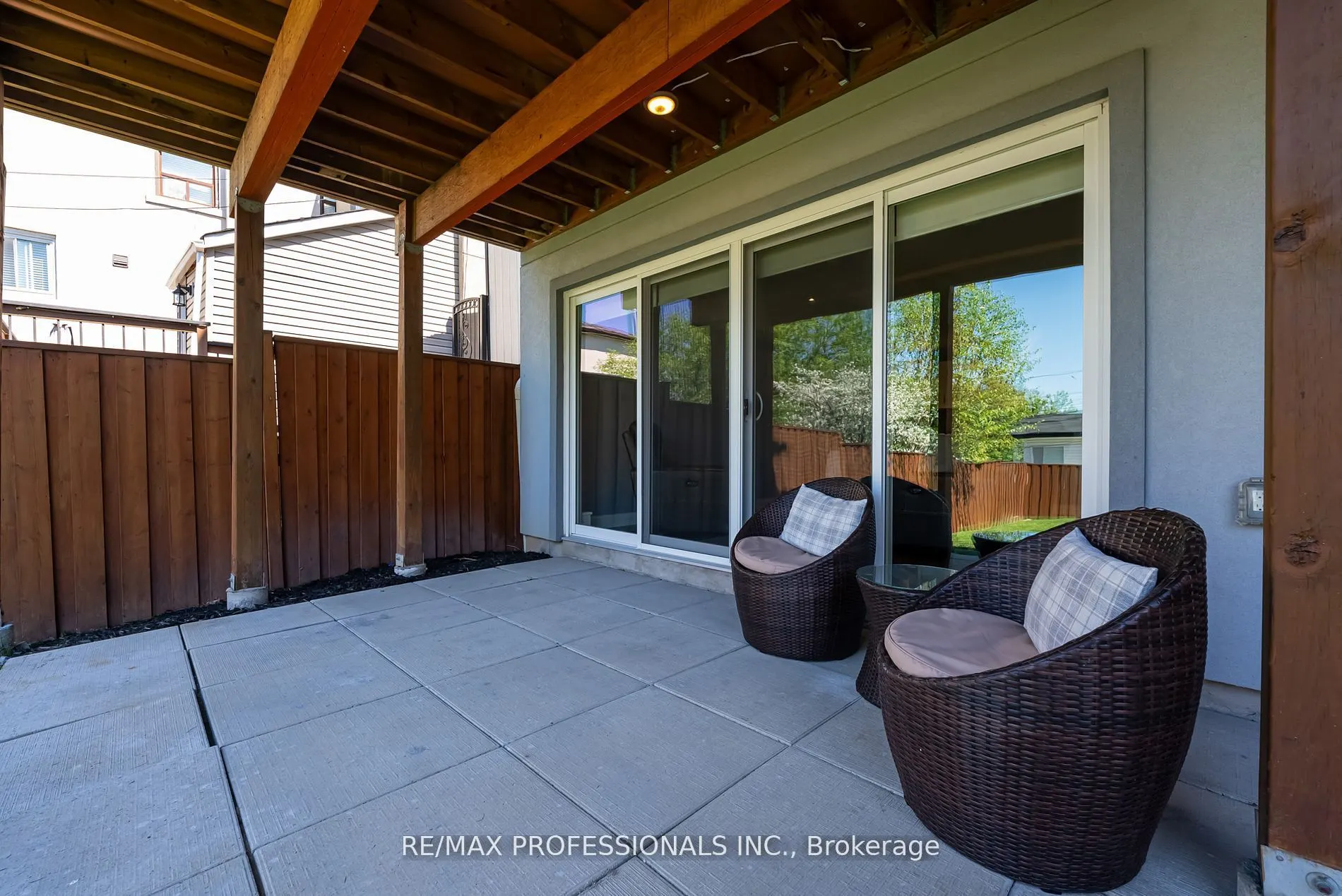 372 Silverthorn Avenue