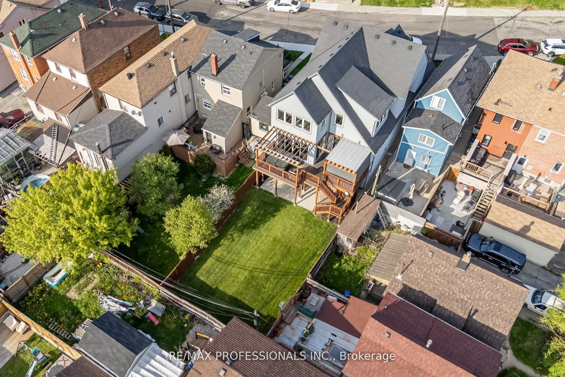 372 Silverthorn Avenue