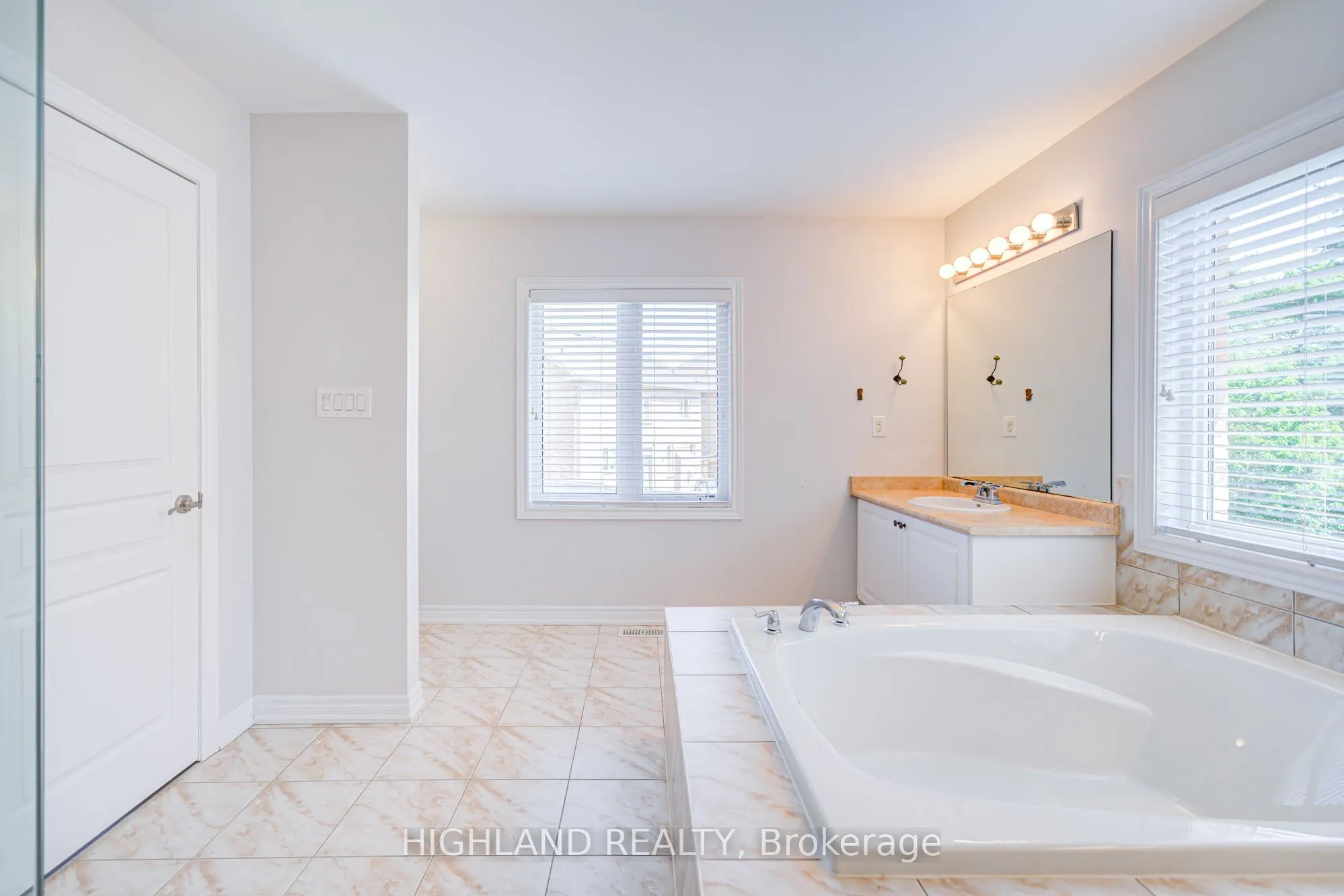 66 GEORGE ROBINSON Drive