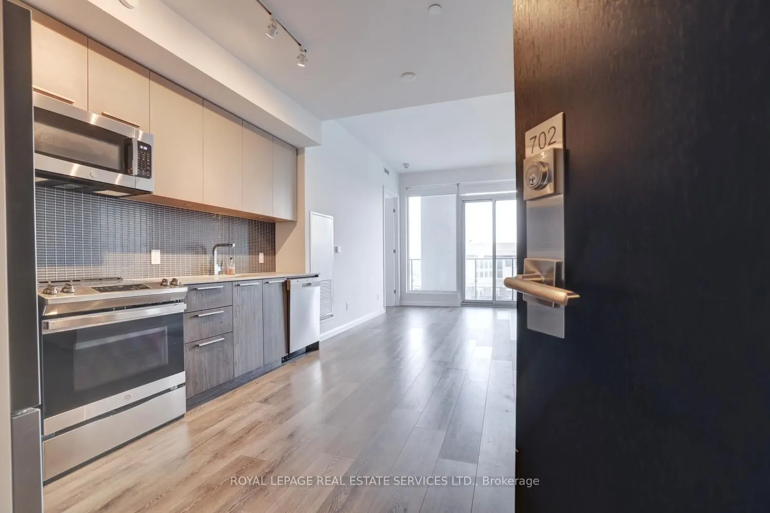 4208 Dundas Street W, #702