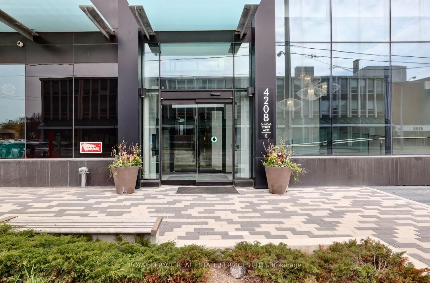 4208 Dundas Street W, #702