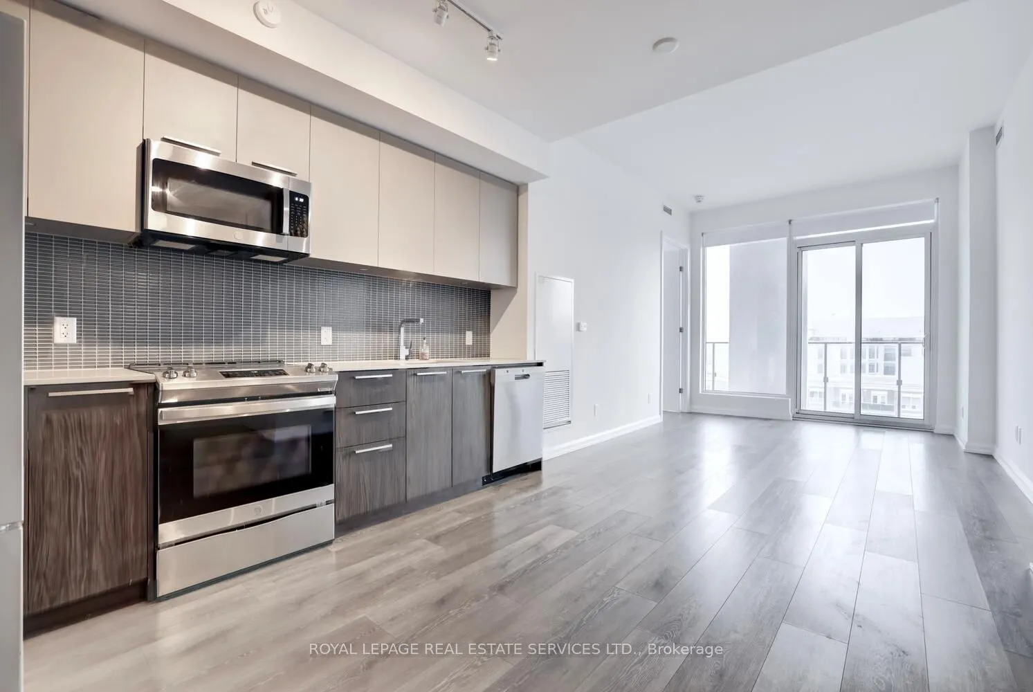 4208 Dundas Street W, #702