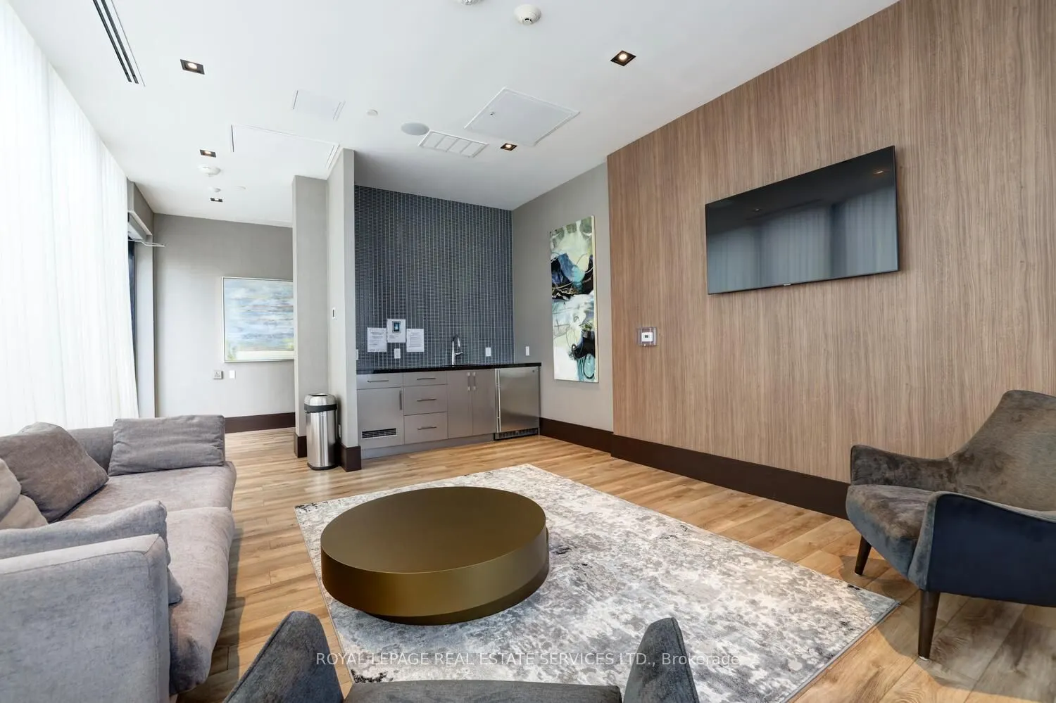 4208 Dundas Street W, #702