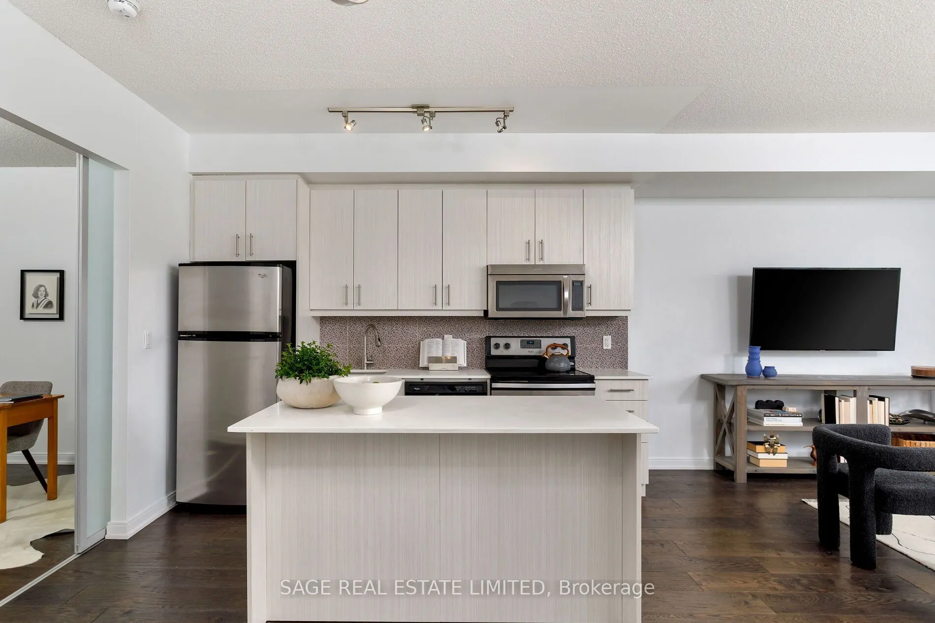 760 The Queensway, #401