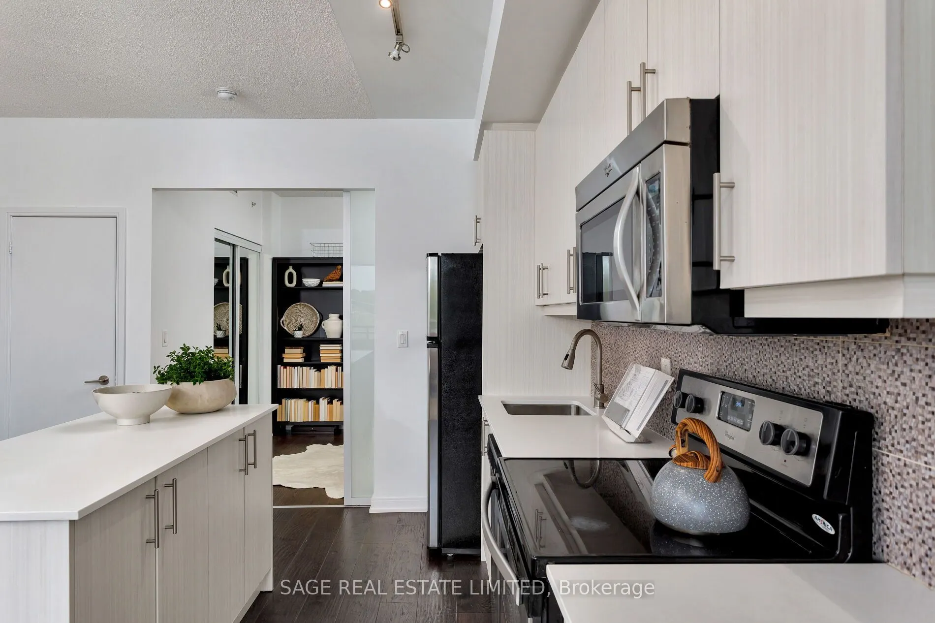 760 The Queensway, #401