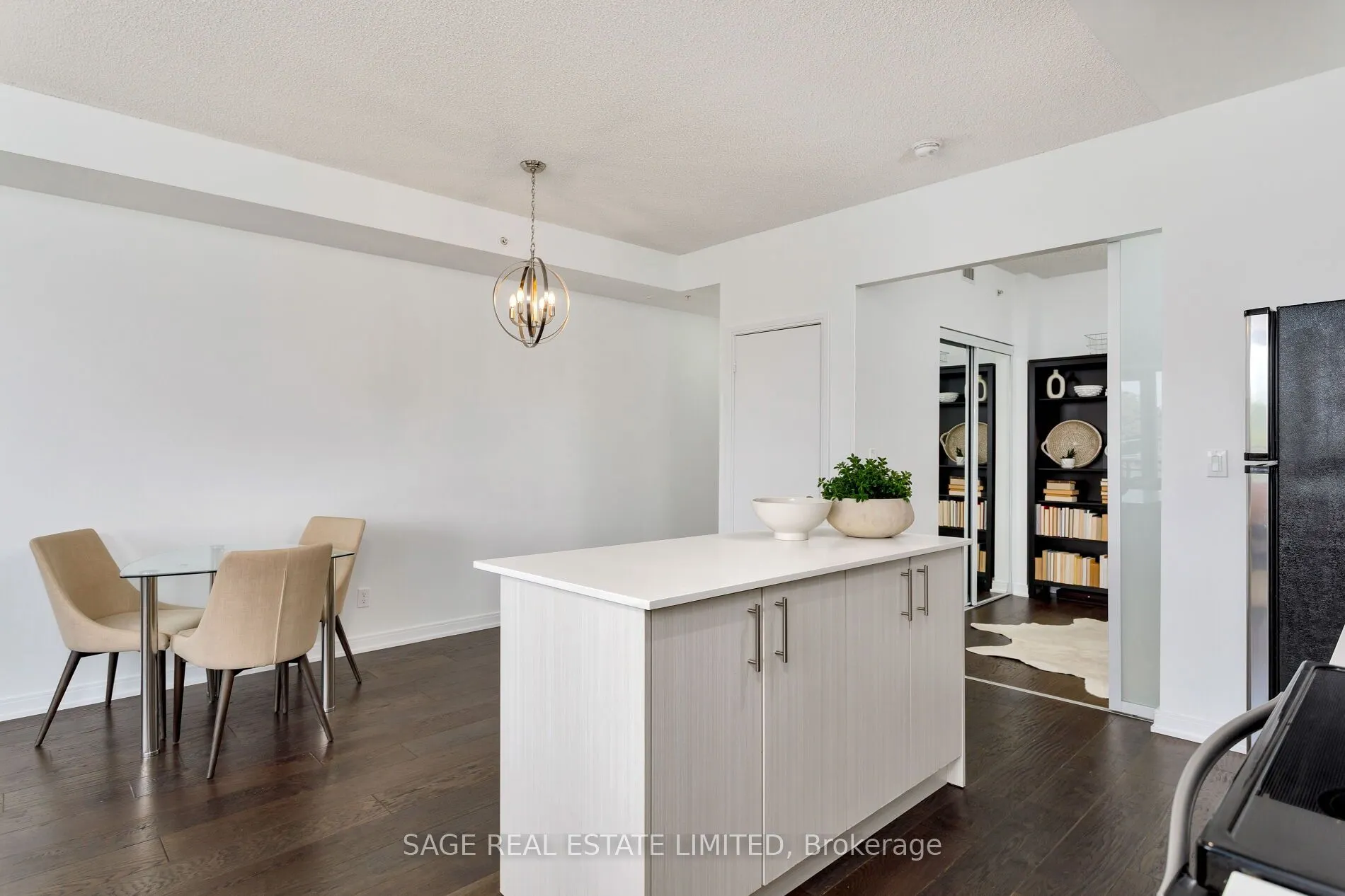 760 The Queensway, #401