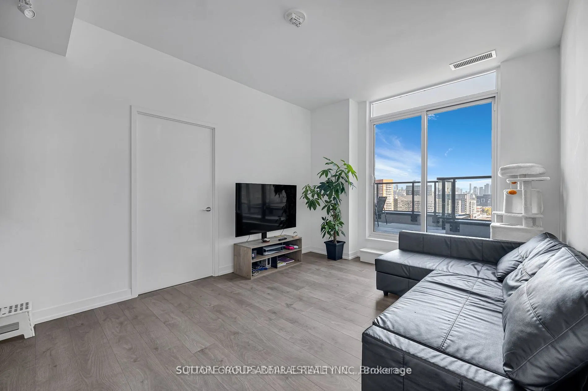 270 Dufferin Street, #PH01