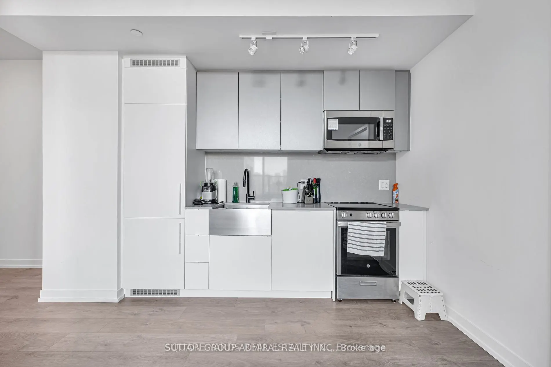 270 Dufferin Street, #PH01
