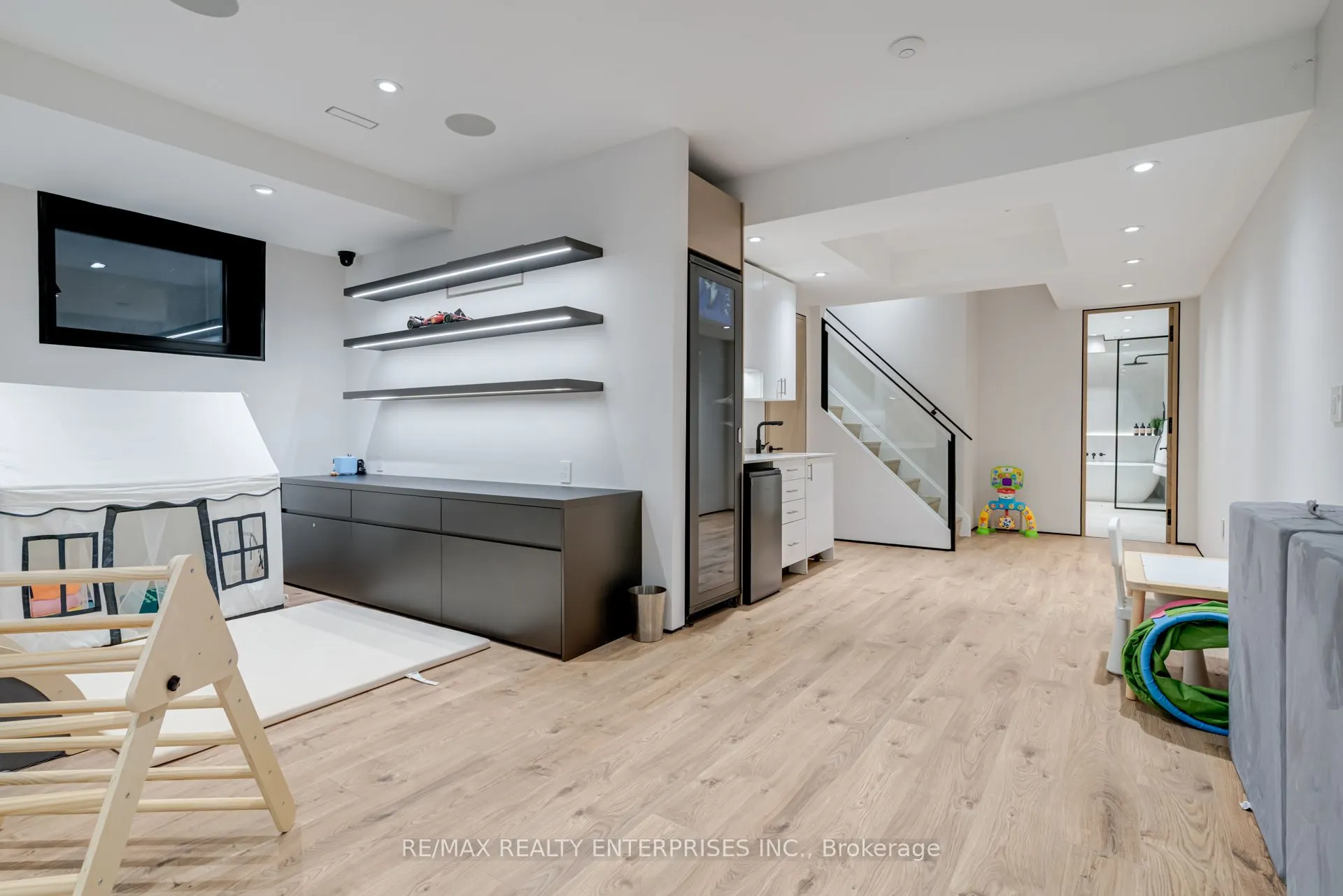 69 Park Street W
