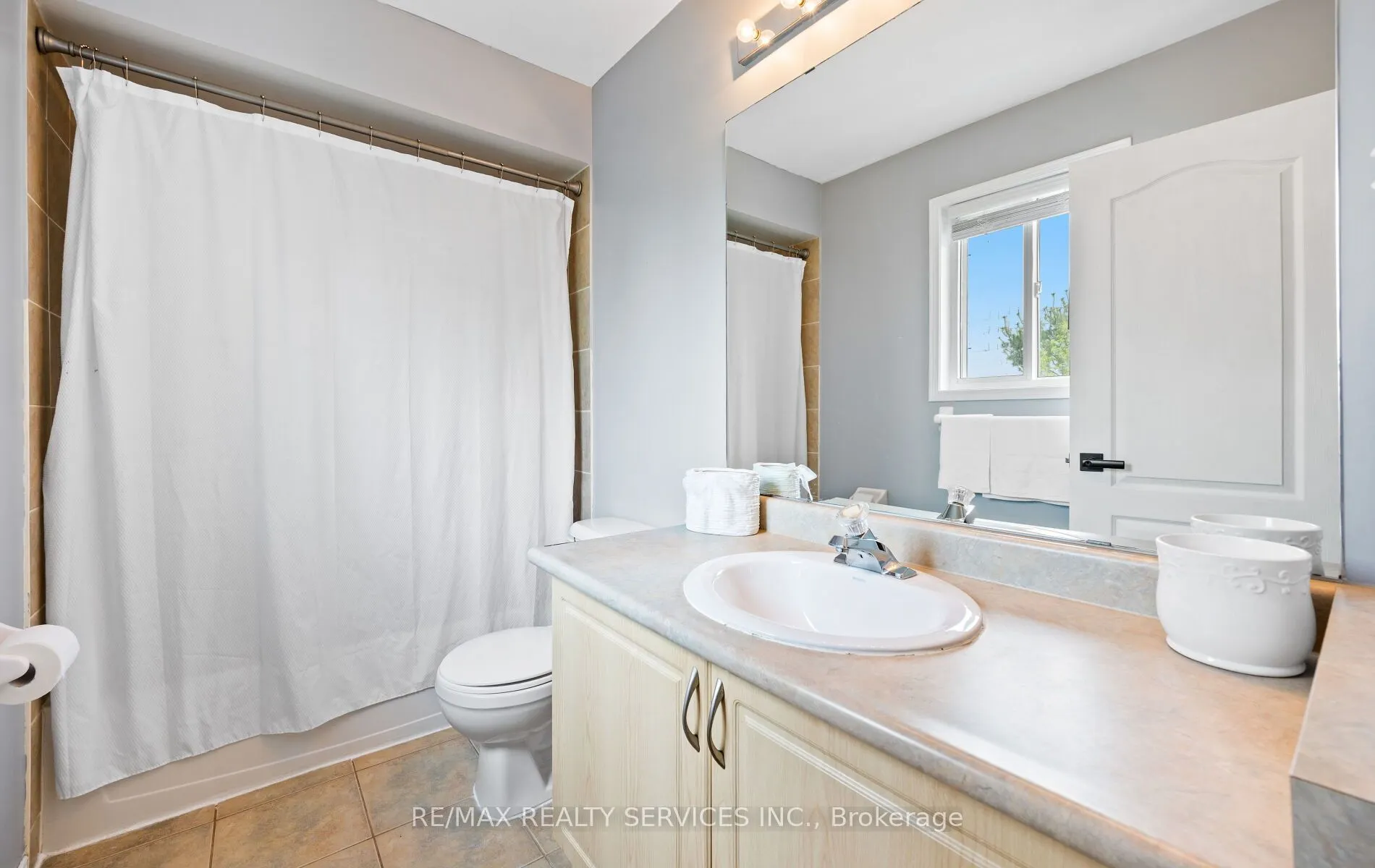 74 Earl Grey Crescent