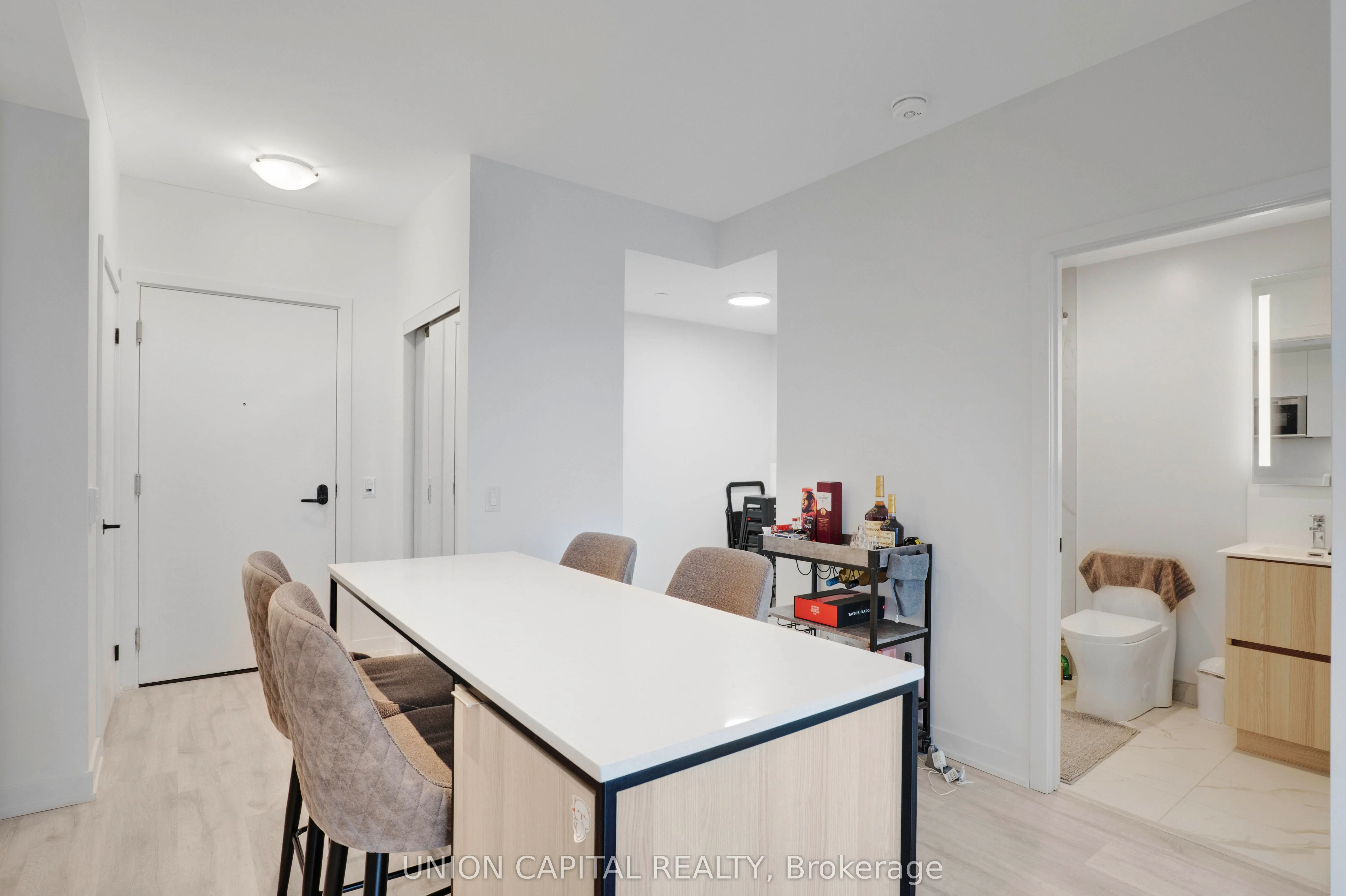 215 Lakeshore Road W, #530