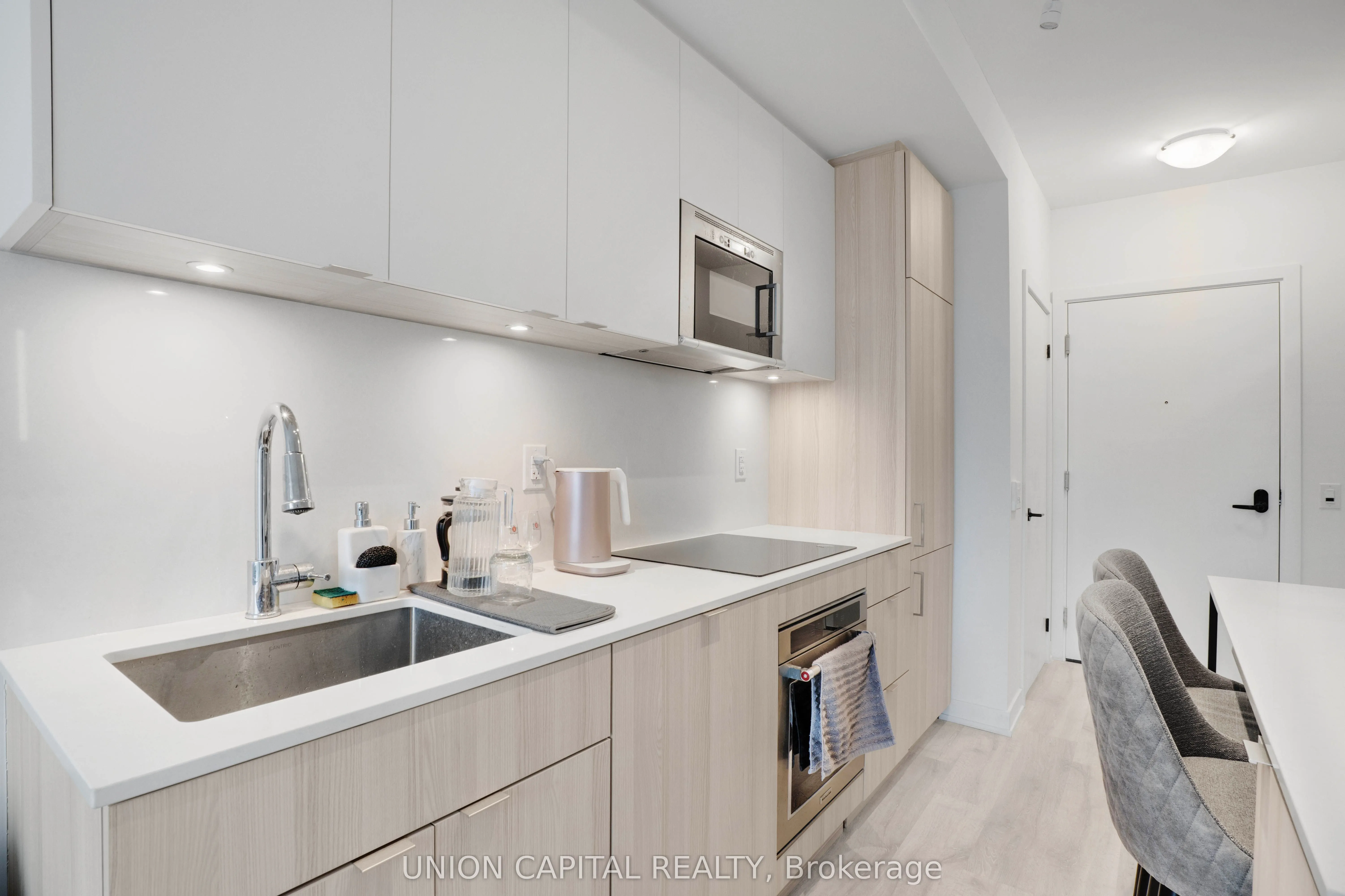 215 Lakeshore Road W, #530