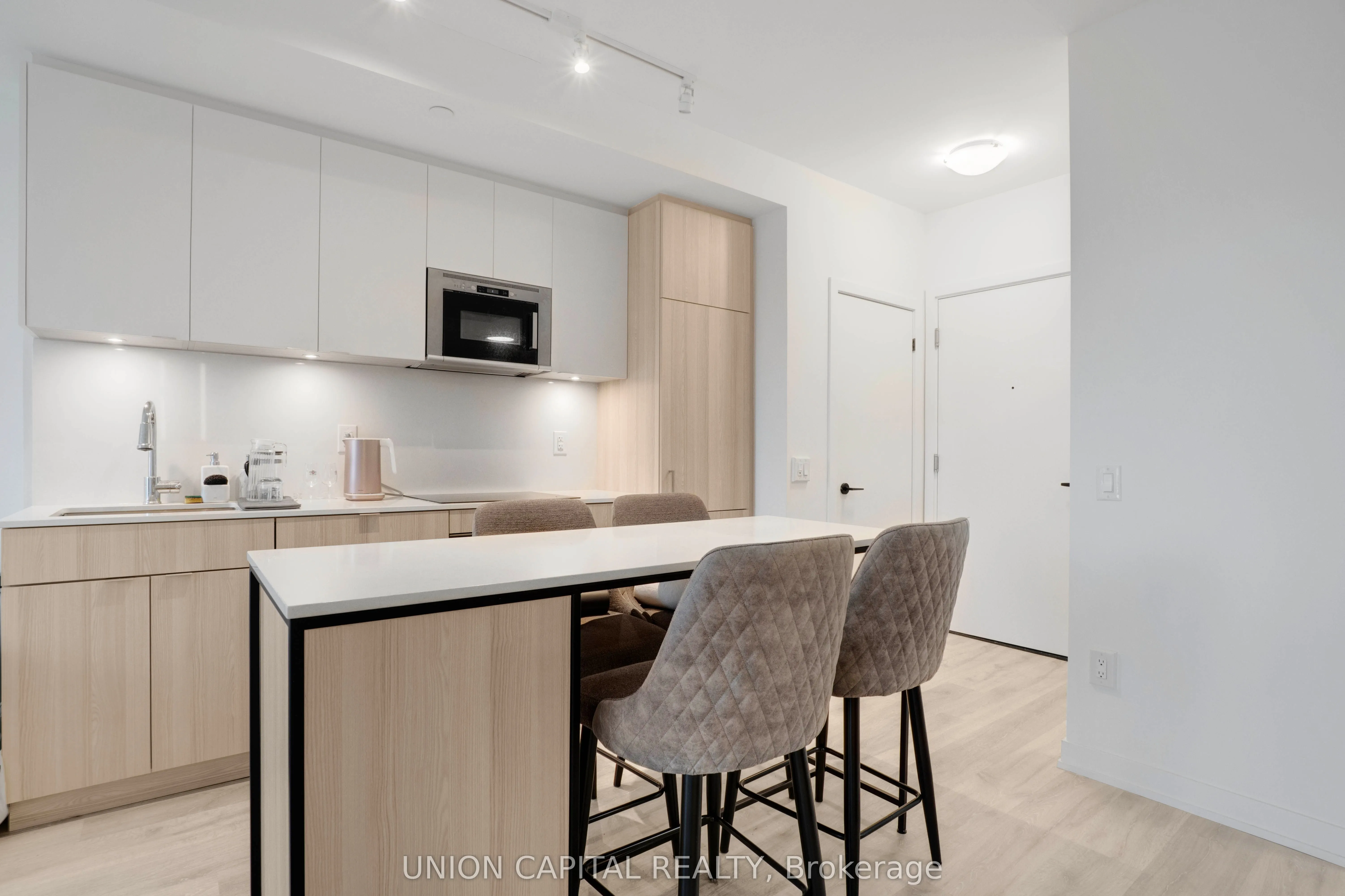 215 Lakeshore Road W, #530