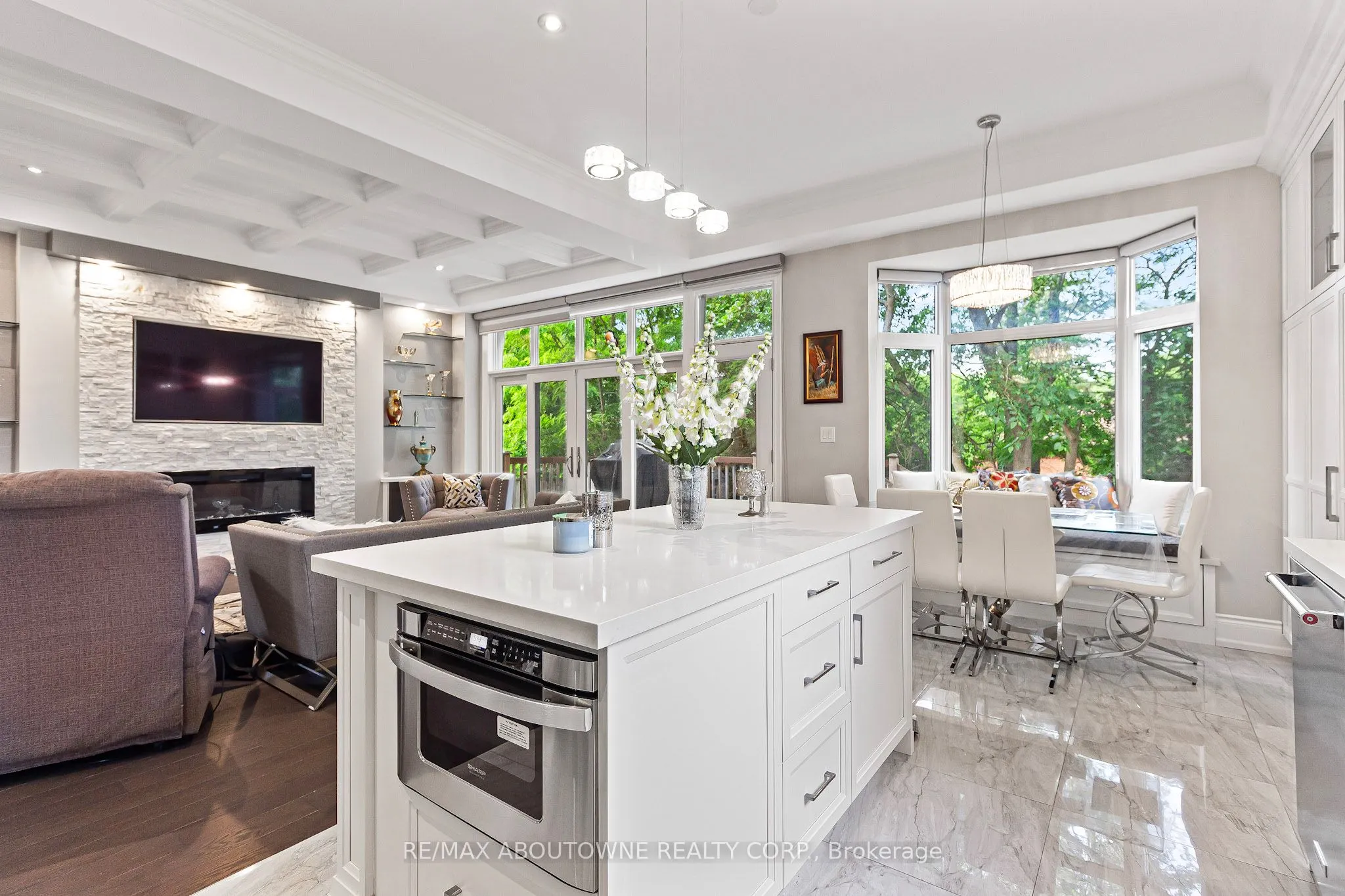 569 Wellington Crescent
