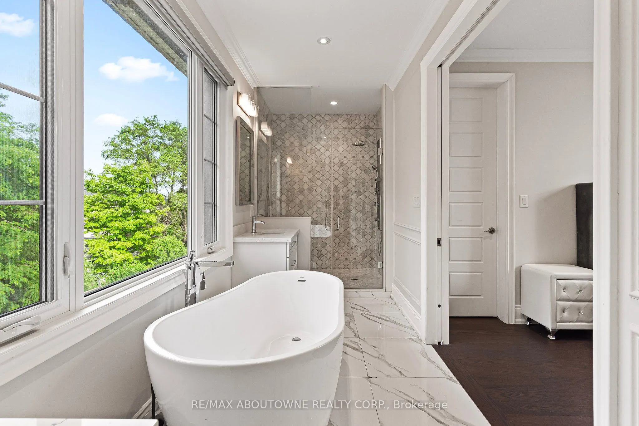 569 Wellington Crescent