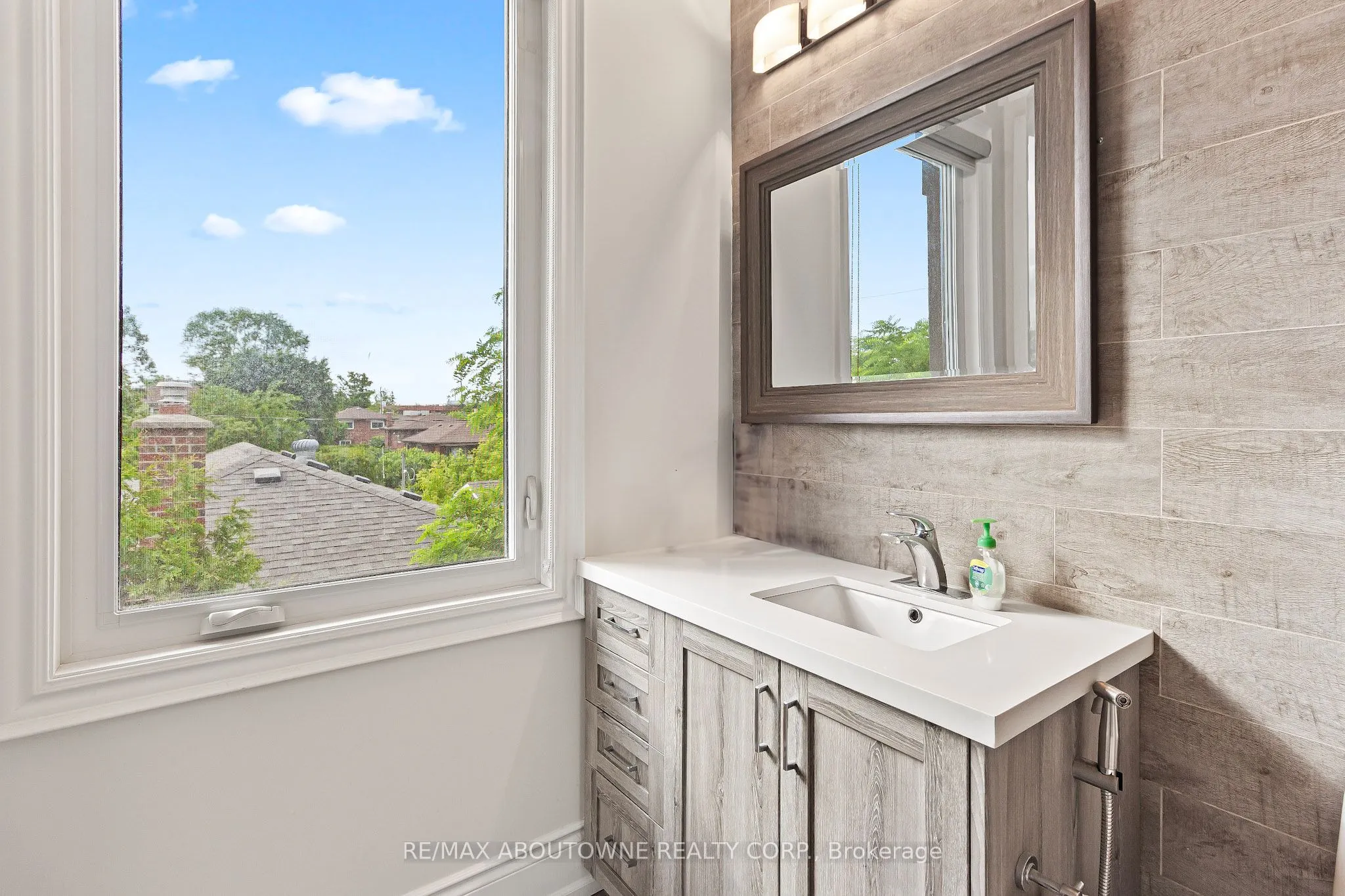 569 Wellington Crescent