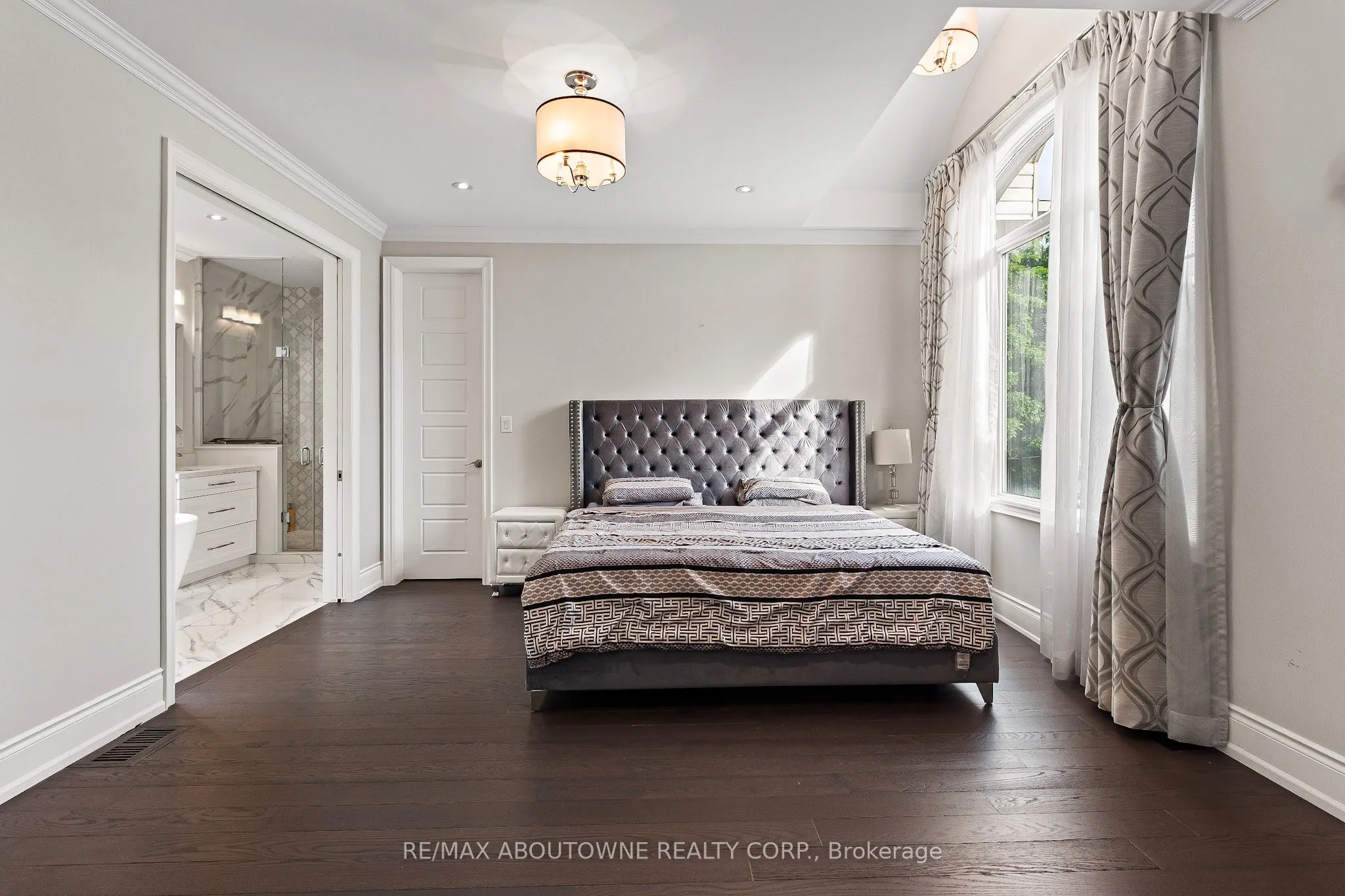 569 Wellington Crescent