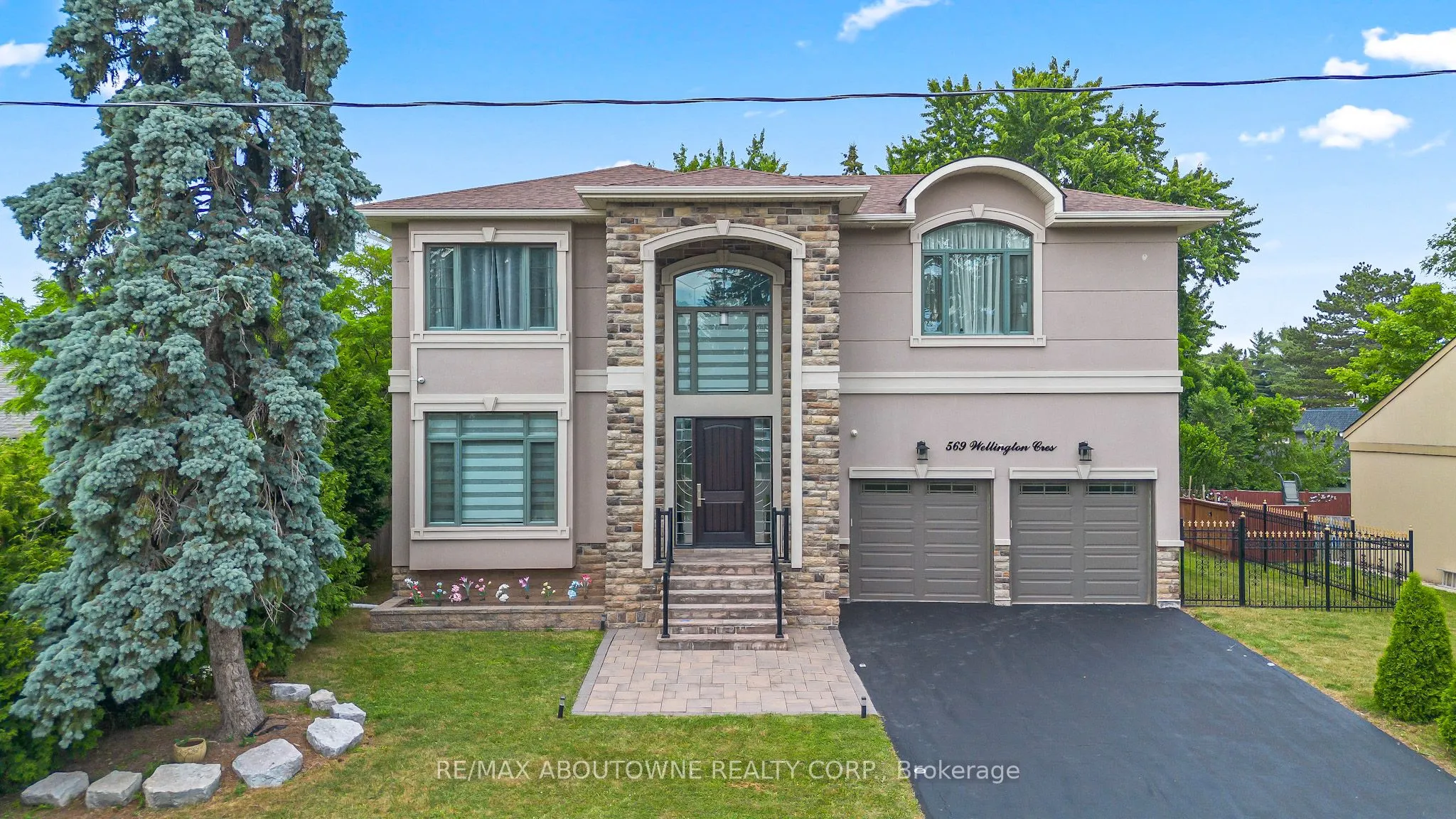 569 Wellington Crescent