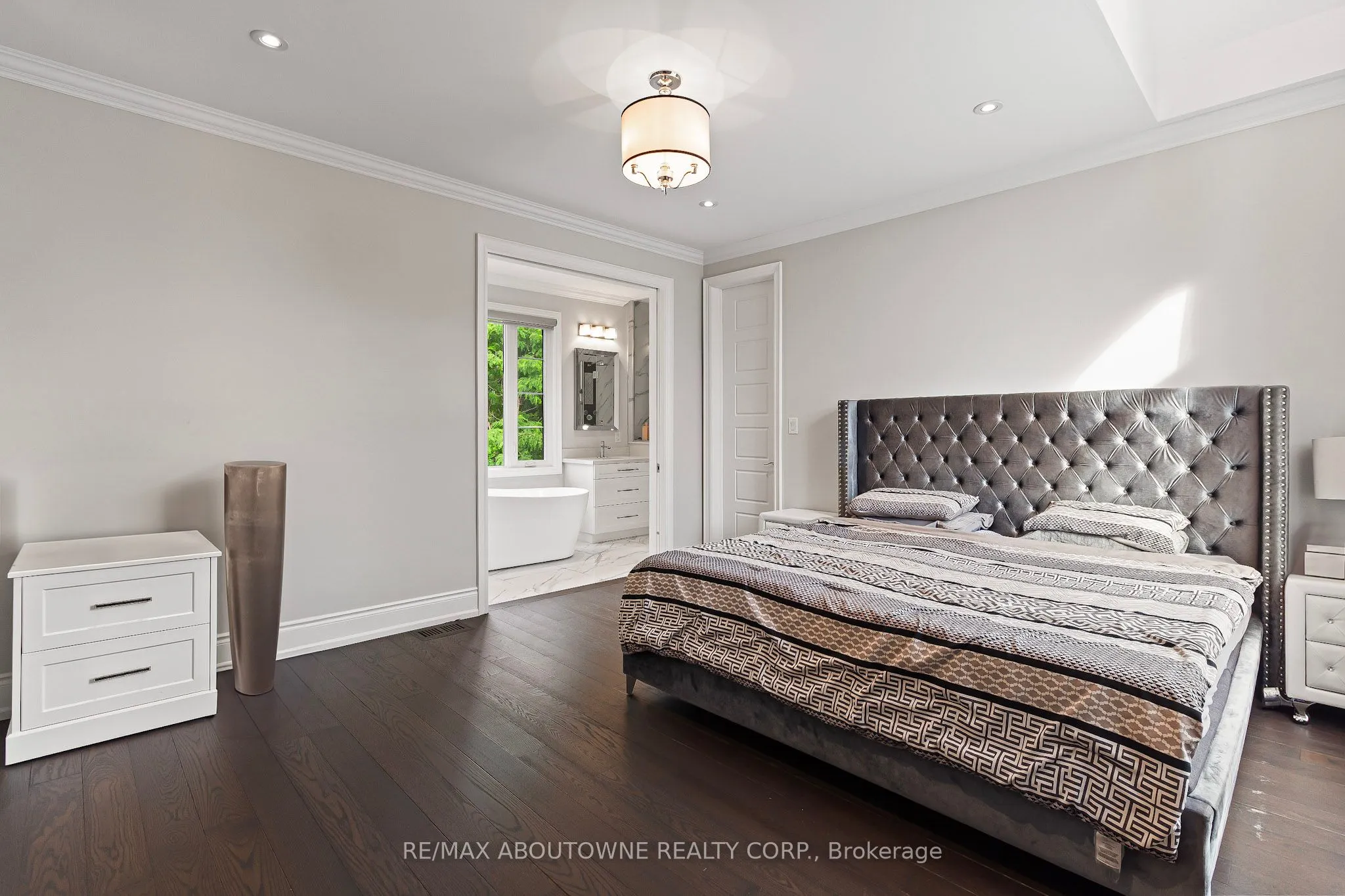 569 Wellington Crescent