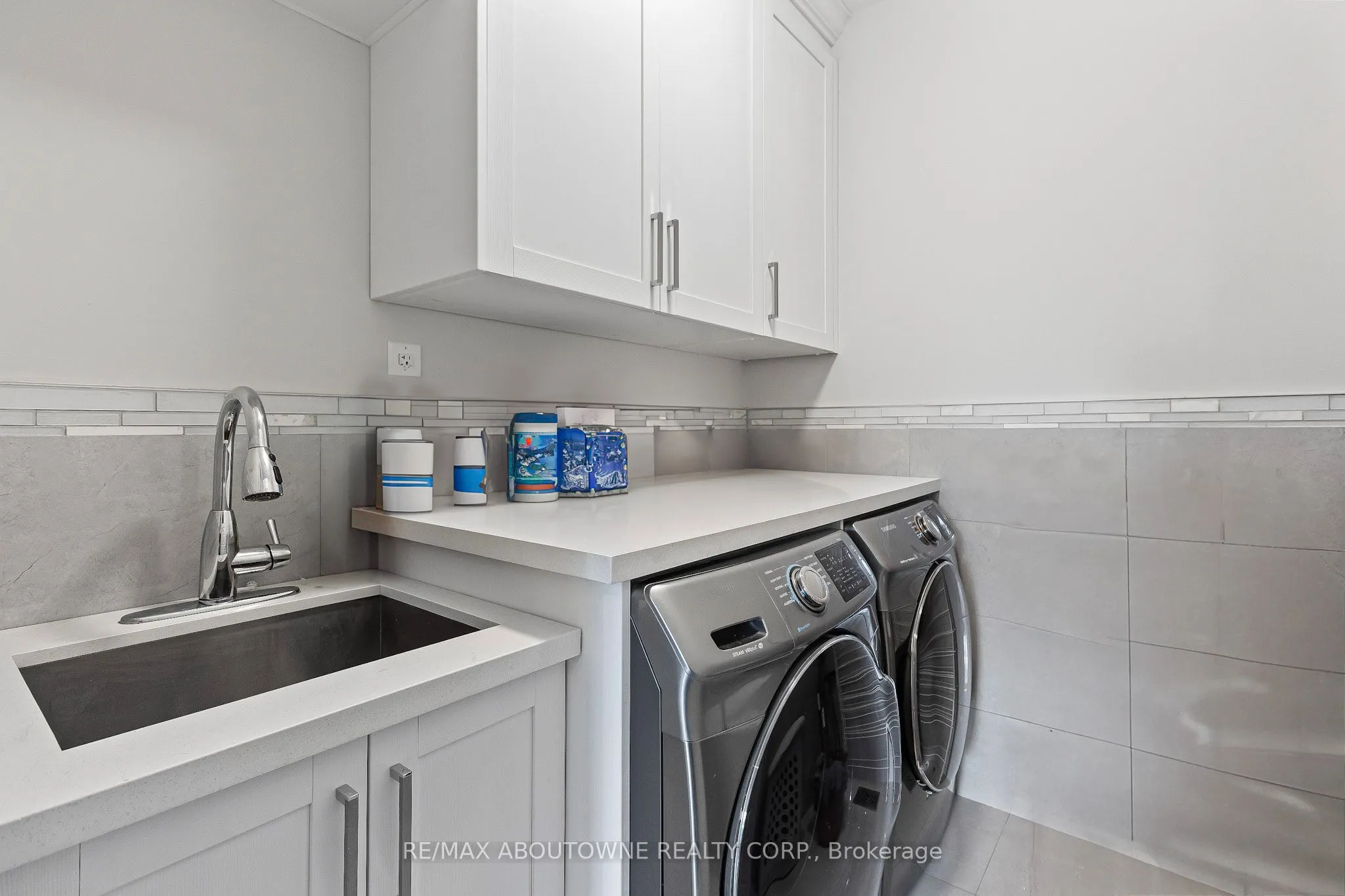 569 Wellington Crescent