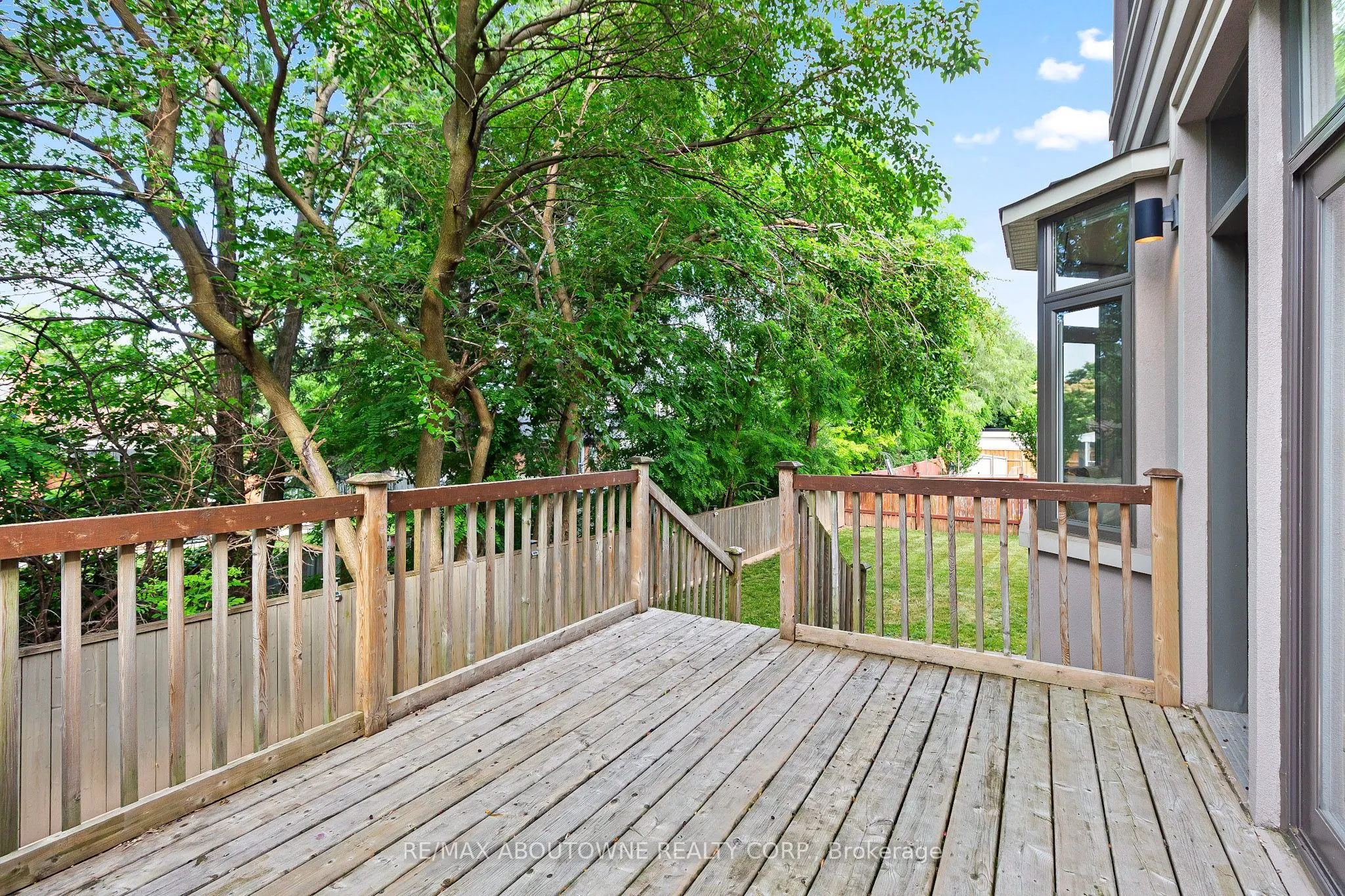 569 Wellington Crescent