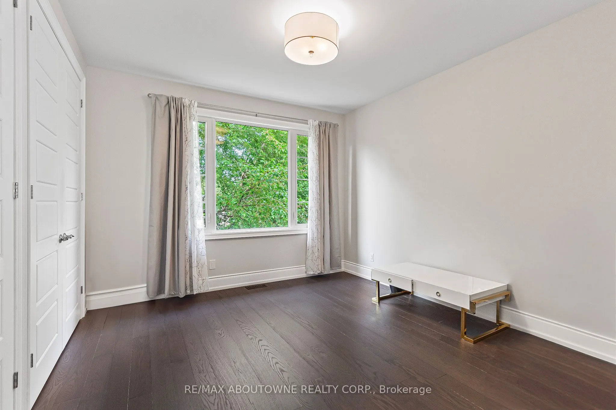 569 Wellington Crescent