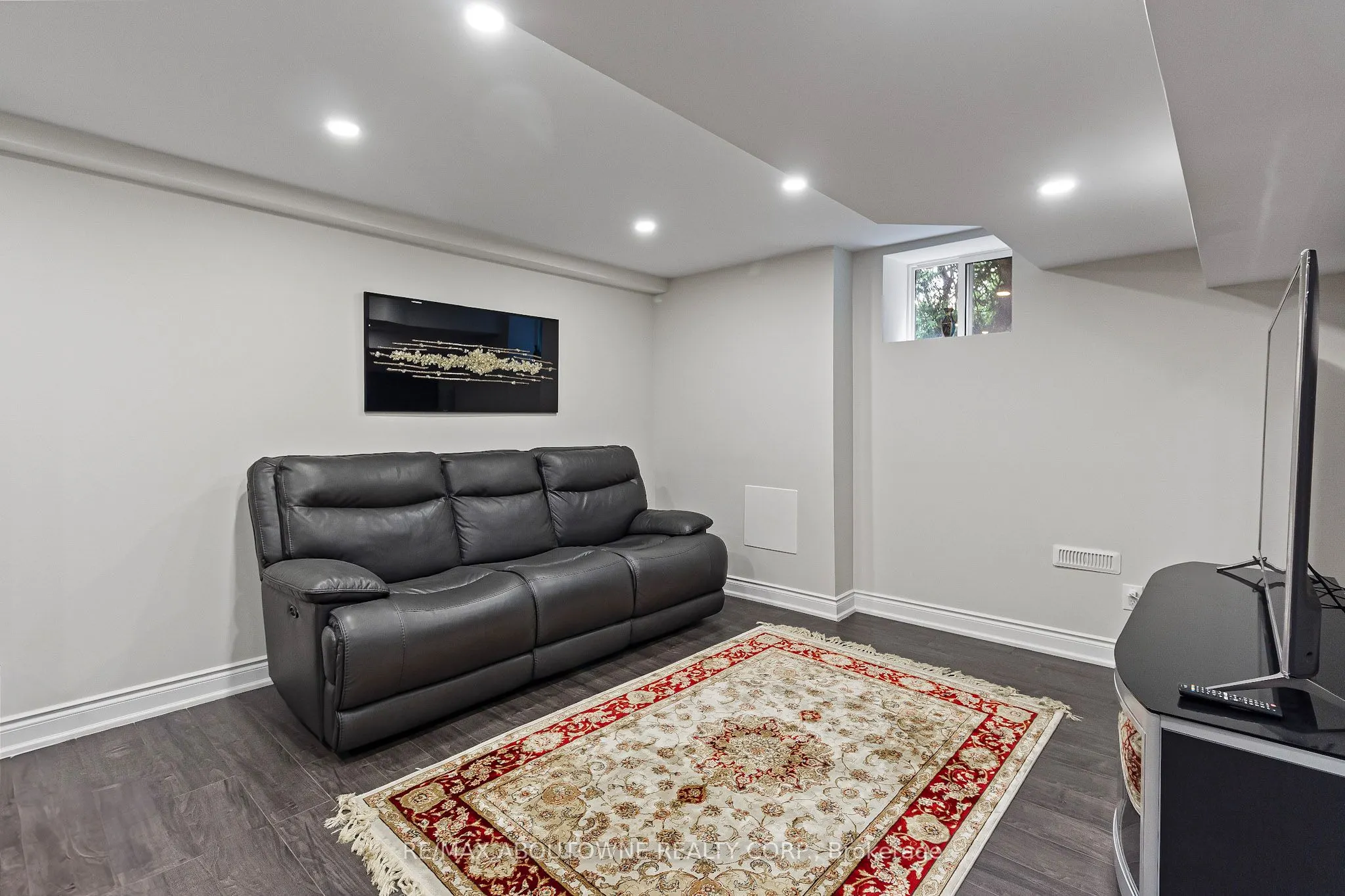 569 Wellington Crescent